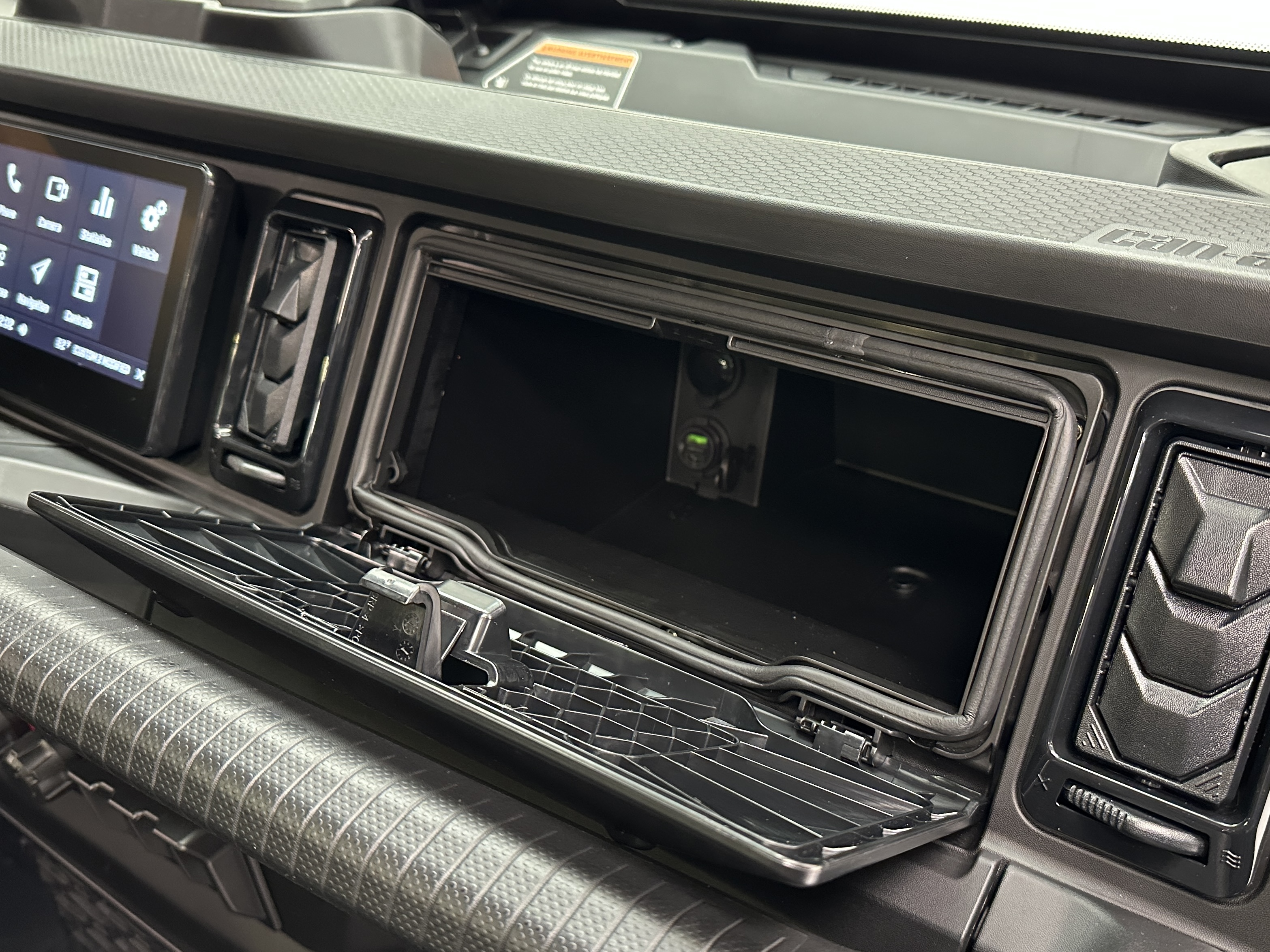 2026 Can-Am Defender LIMITED CAB HD11 - Photo 14