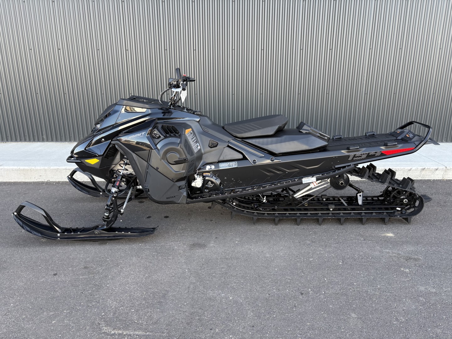 2025 Ski-Doo SUMMIT ADR w/ EDGE Pkg 154 850 E-TEC PowderMax X-Light FlexEdge 3.0" SHOT   (CGSA) - Photo 2
