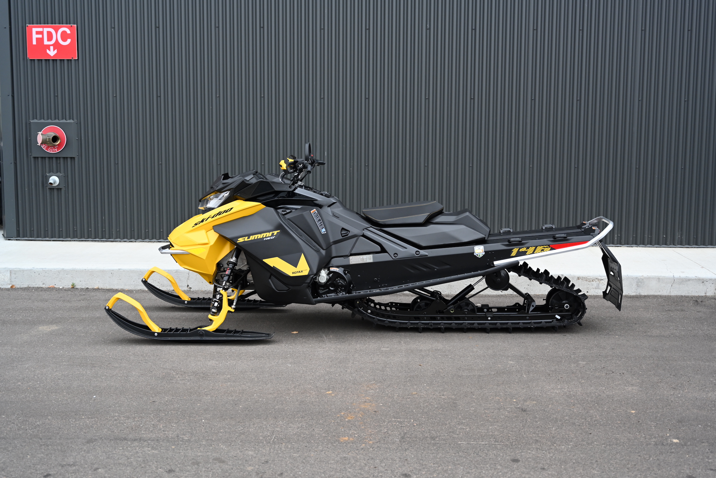 2025 Ski-Doo Summit® NEO + 600 EFI - 85 S_Lev Hurricane 1.75 with FlexEdge(TXSB) - Photo 2