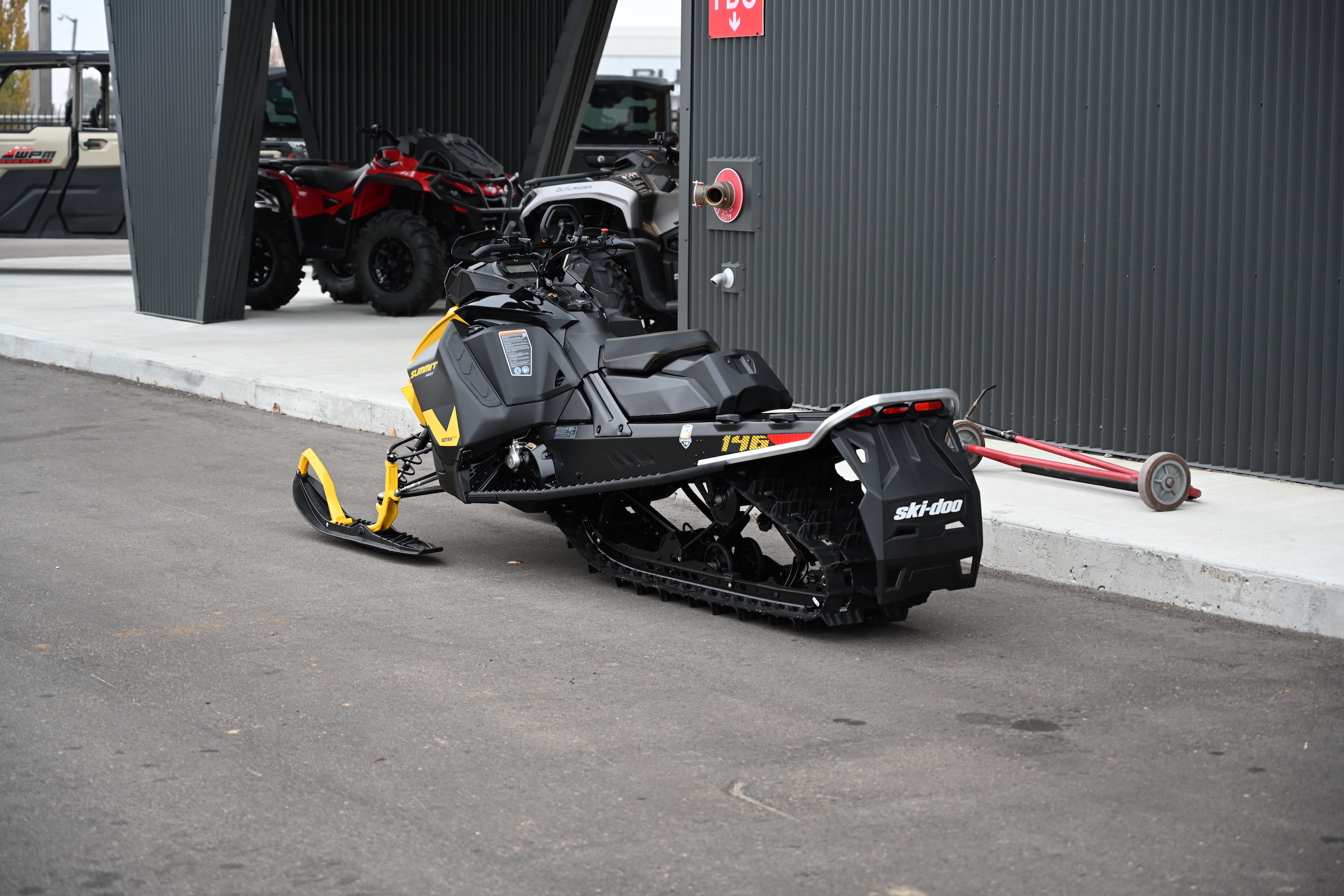 2025 Ski-Doo Summit® NEO + 600 EFI - 85 S_Lev Hurricane 1.75 with FlexEdge(TXSB) - Photo 3