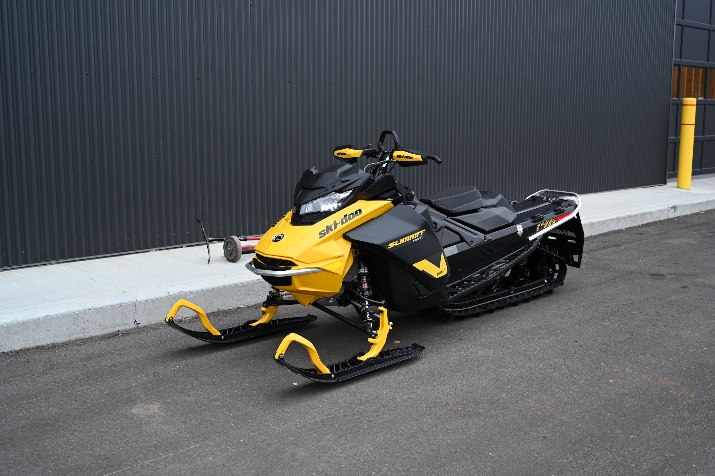 2025 Ski-Doo Summit® NEO + 600 EFI - 85 S_Lev Hurricane 1.75 with FlexEdge (TXSB)