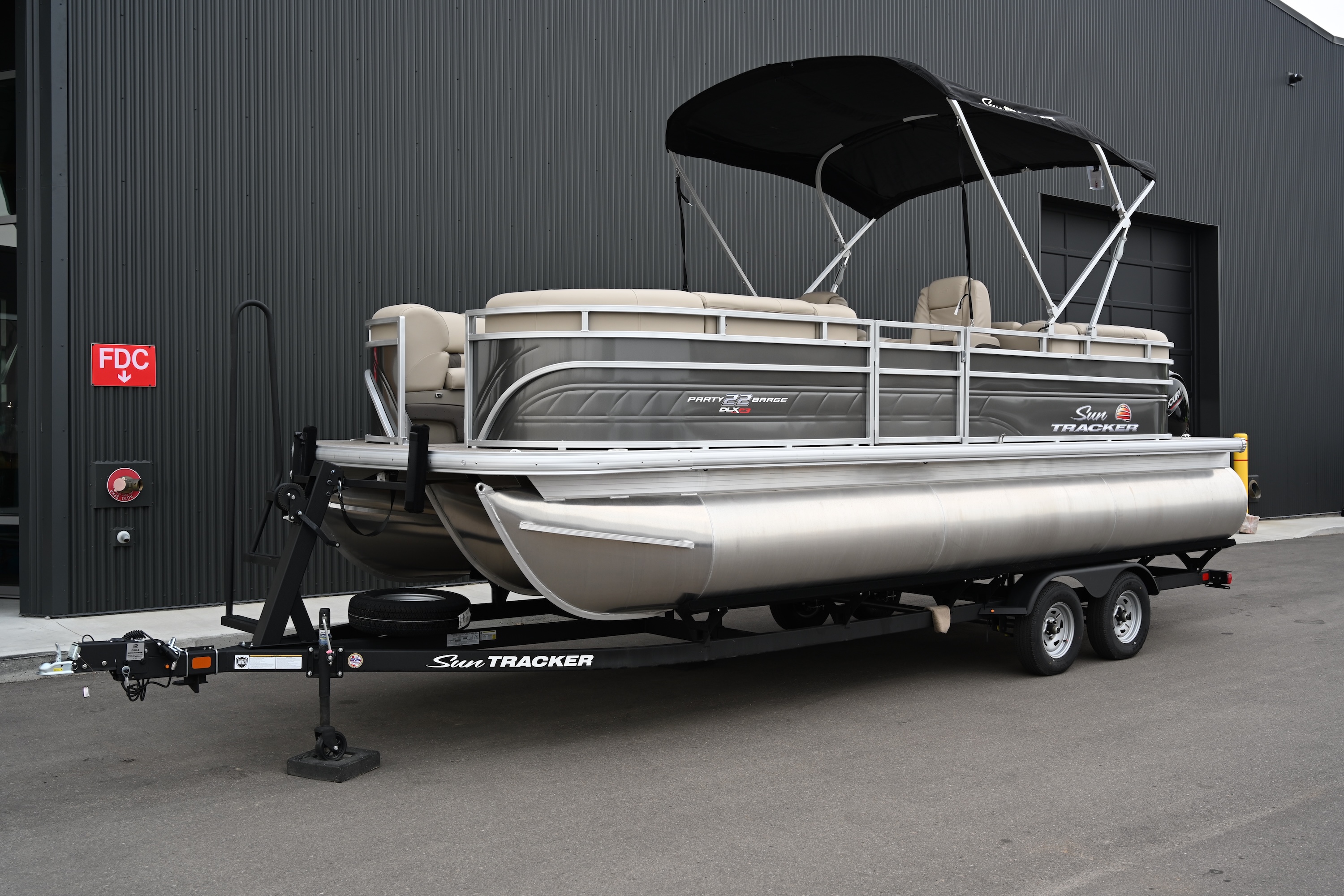 2025 Sun Tracker Party Barge® 22 XP3 - Photo 2