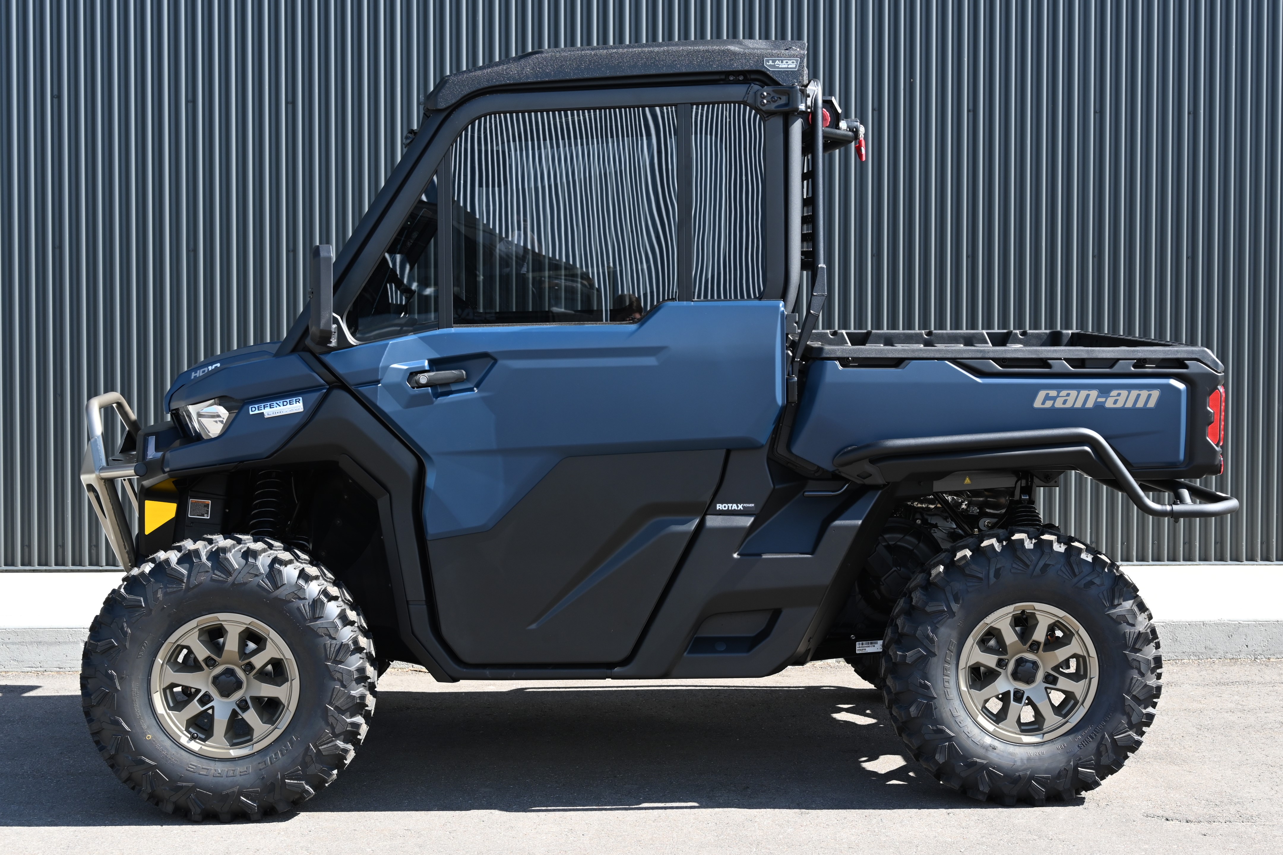 2025 Can-Am Defender LIMITED CAB HD10-8JSF - Photo 2