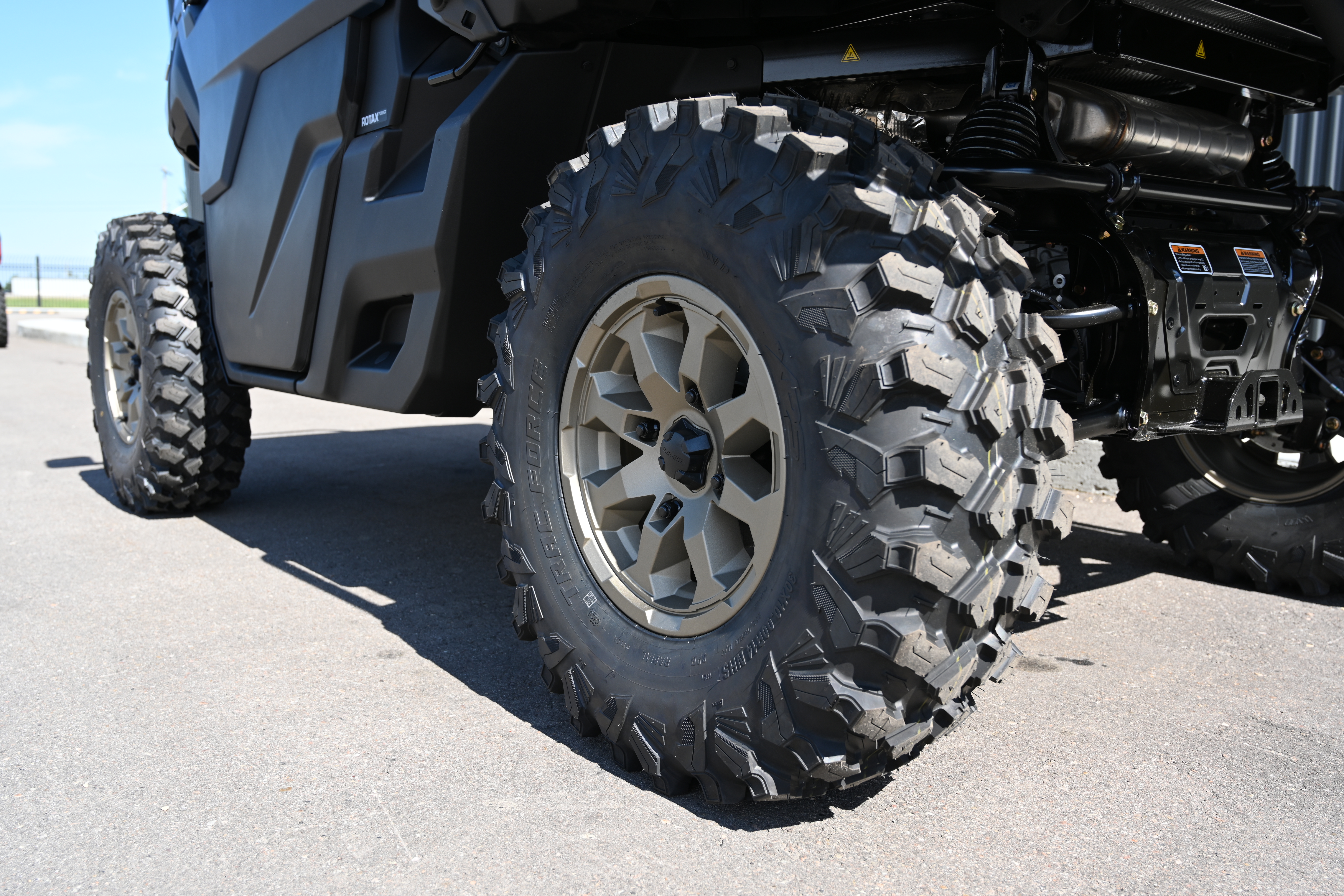 2025 Can-Am Defender LIMITED CAB HD10-8JSF - Photo 9