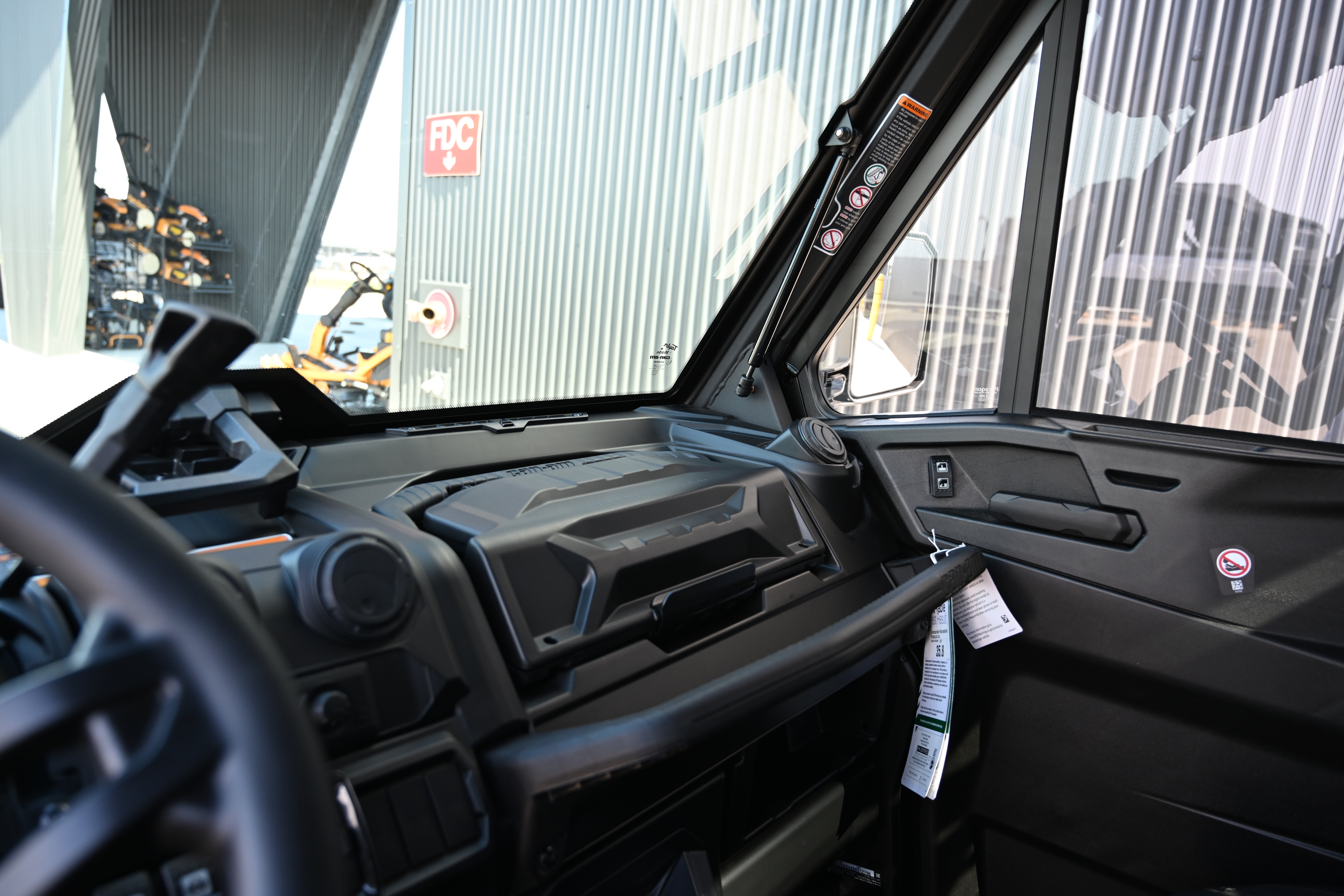 2025 Can-Am Defender LIMITED CAB HD10-8JSF - Photo 18