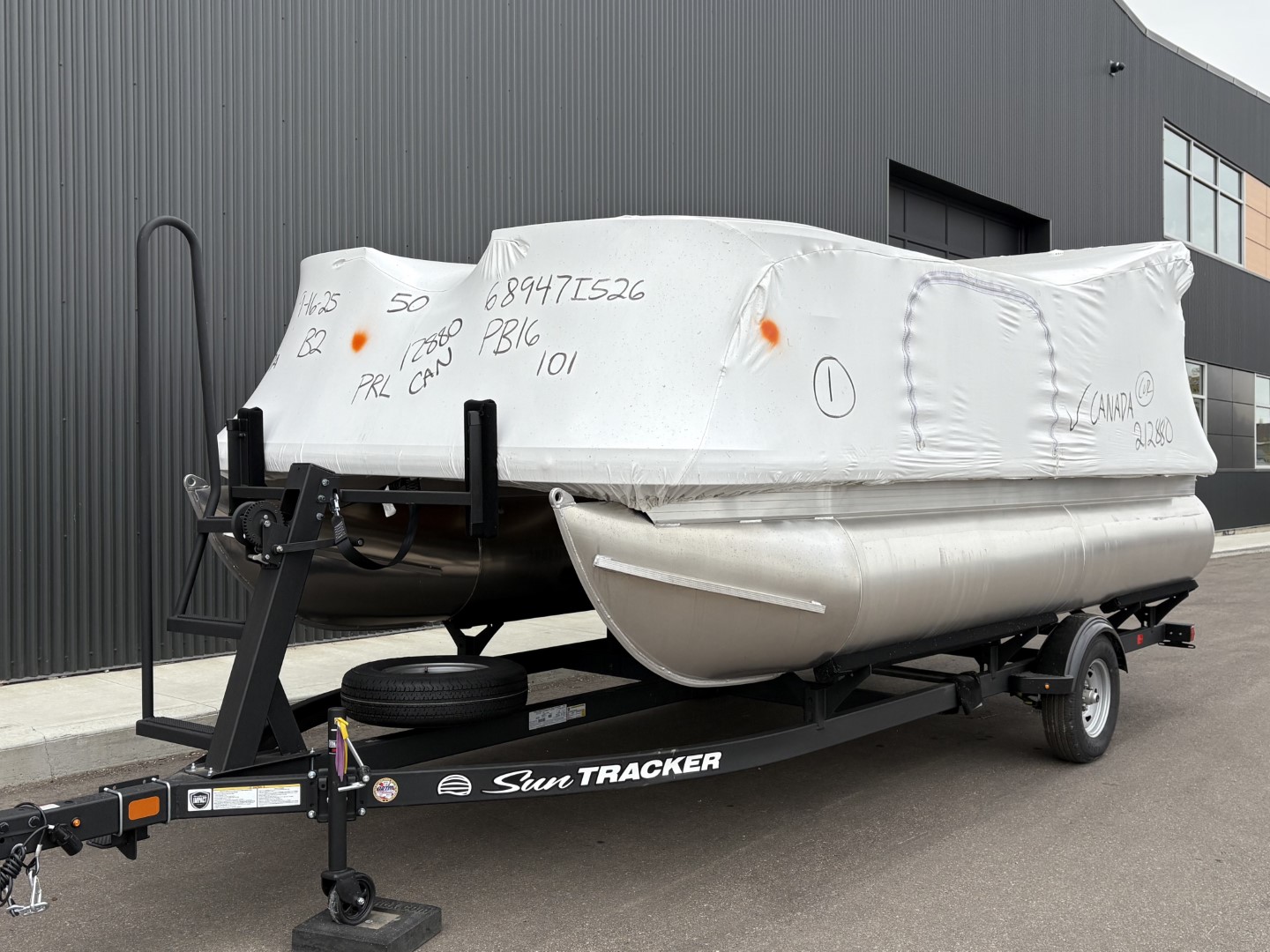 2026 Sun Tracker PARTY BARGE 16 - Photo 2