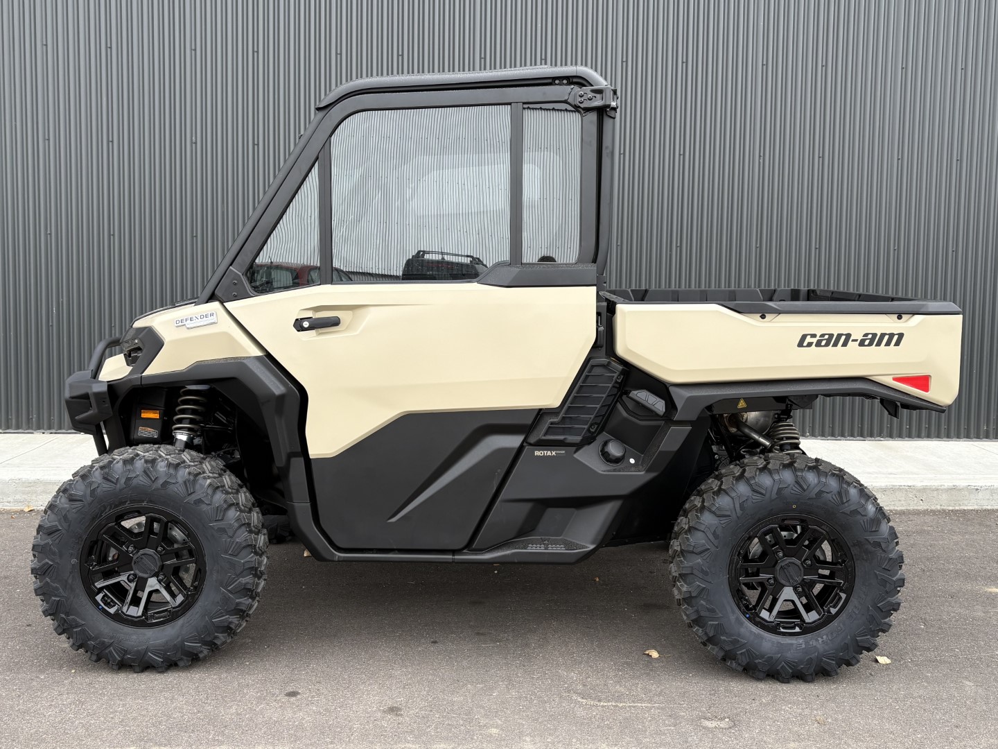 2026 Can-Am DEFENDER LIMITED CAB HD11  8JTE - Photo 2