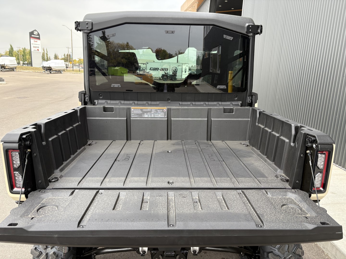 2026 Can-Am DEFENDER LIMITED CAB HD11  8JTE - Photo 16