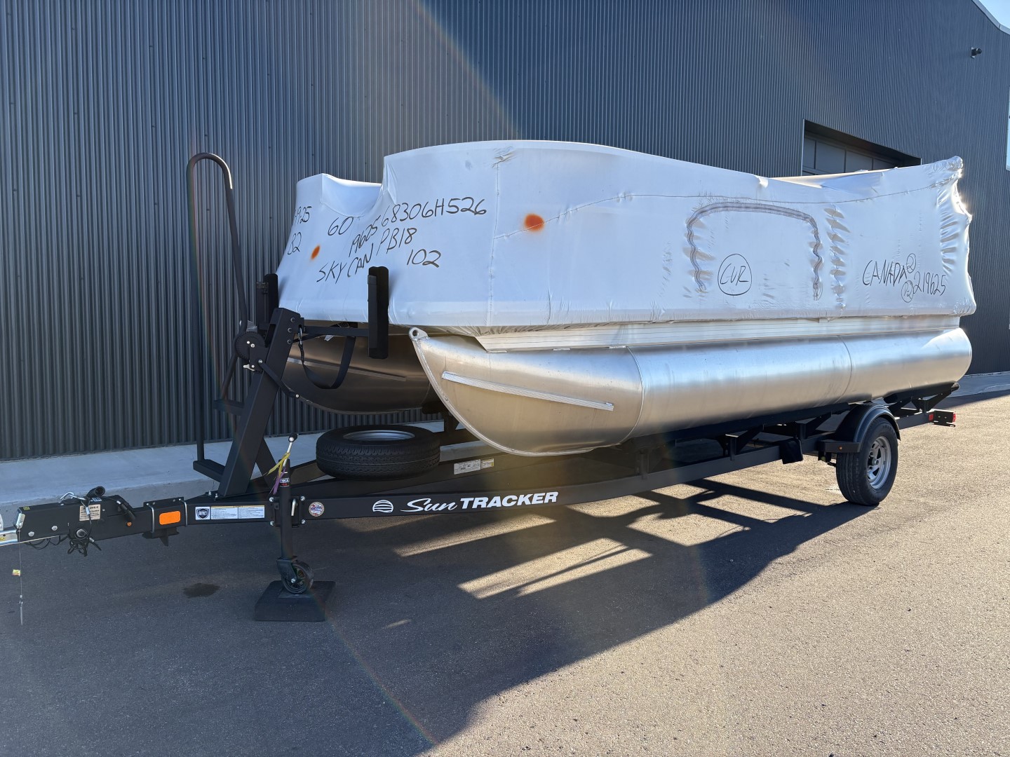 2026 Sun Tracker Party Barge® 18 DLX-B086947 - Photo 2