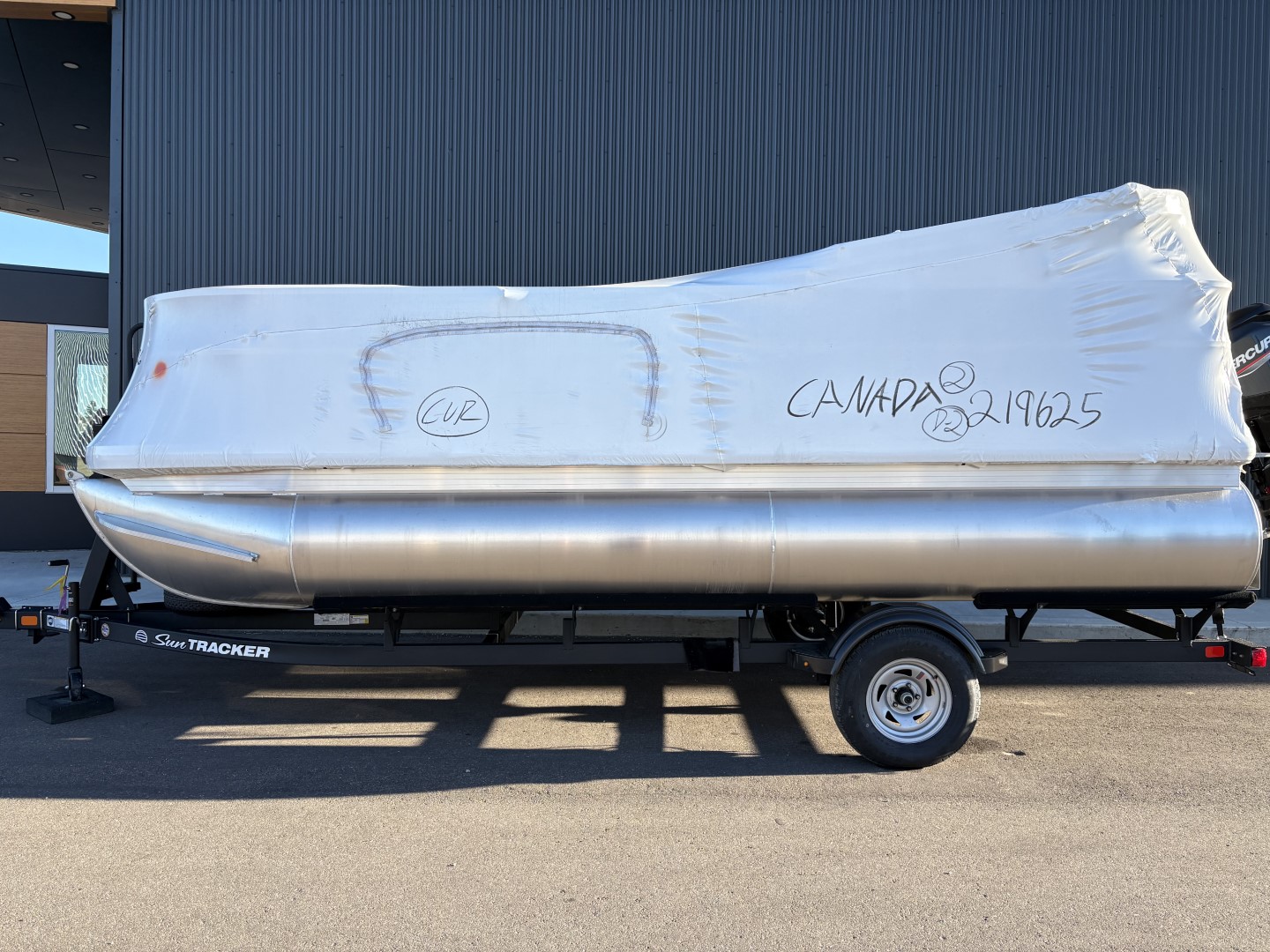 2026 Sun Tracker Party Barge® 18 DLX-B086947 - Photo 3