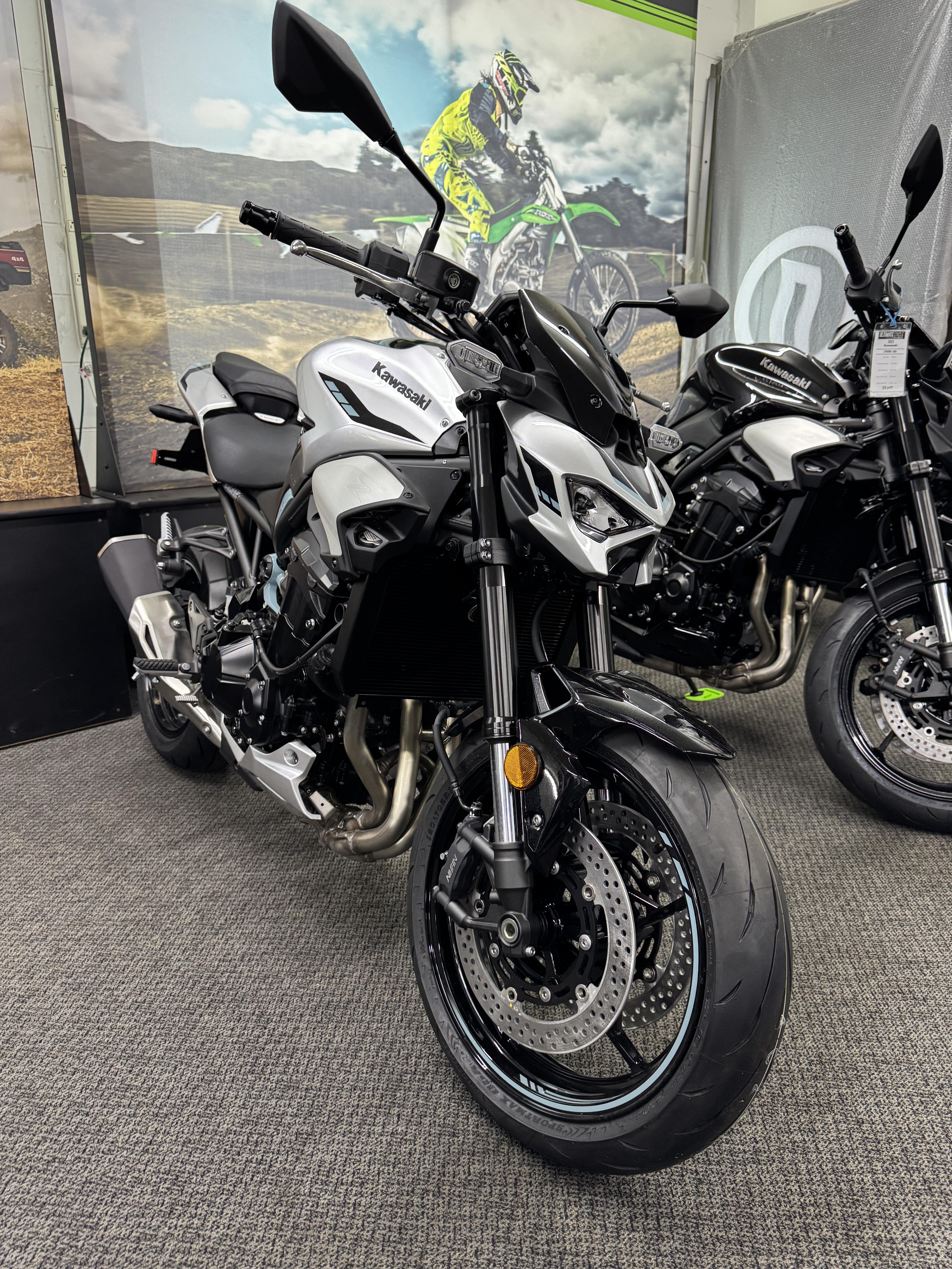 2025 Kawasaki Z900 ABS - Photo 2