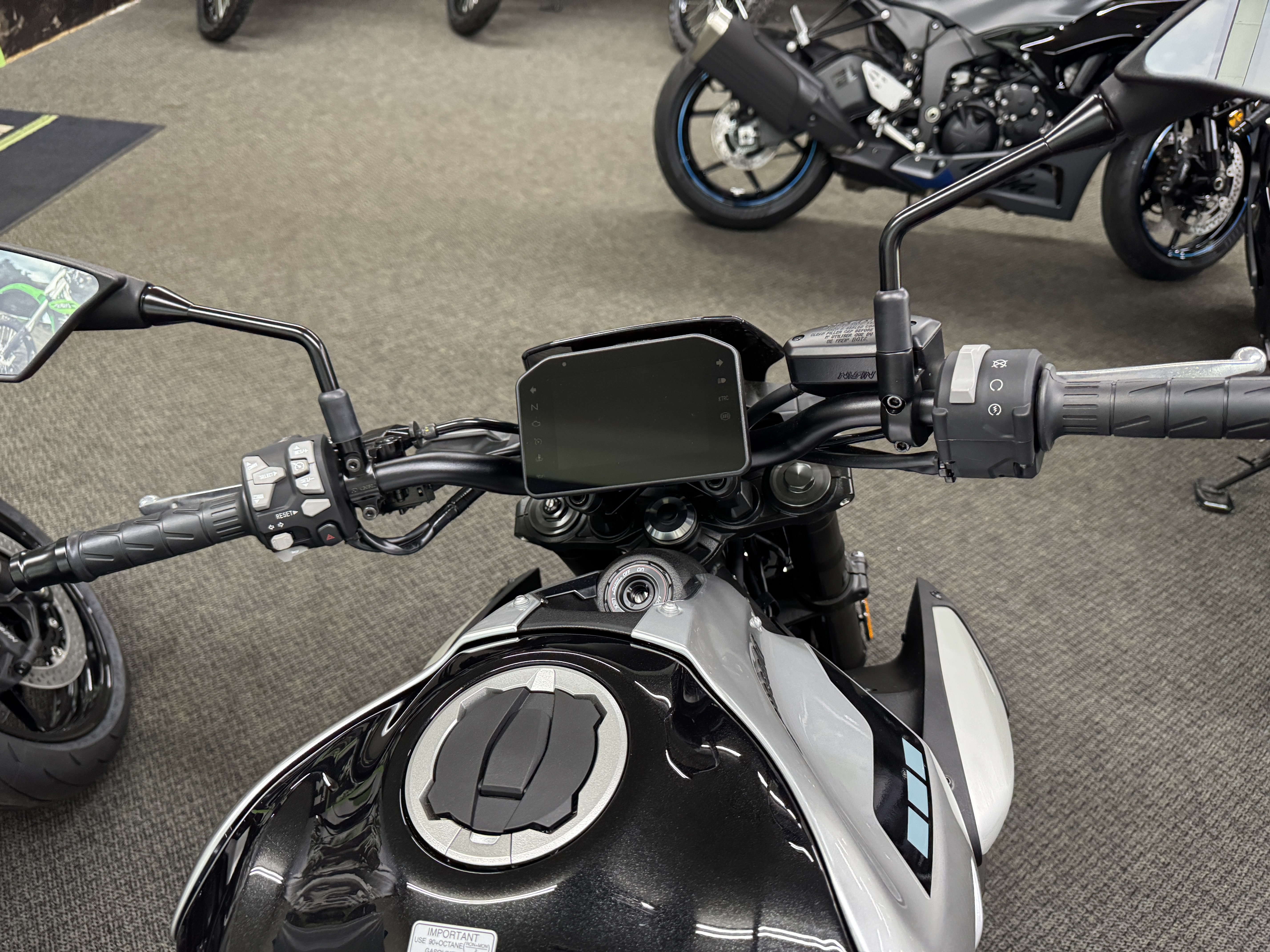 2025 Kawasaki Z900 ABS - Photo 4