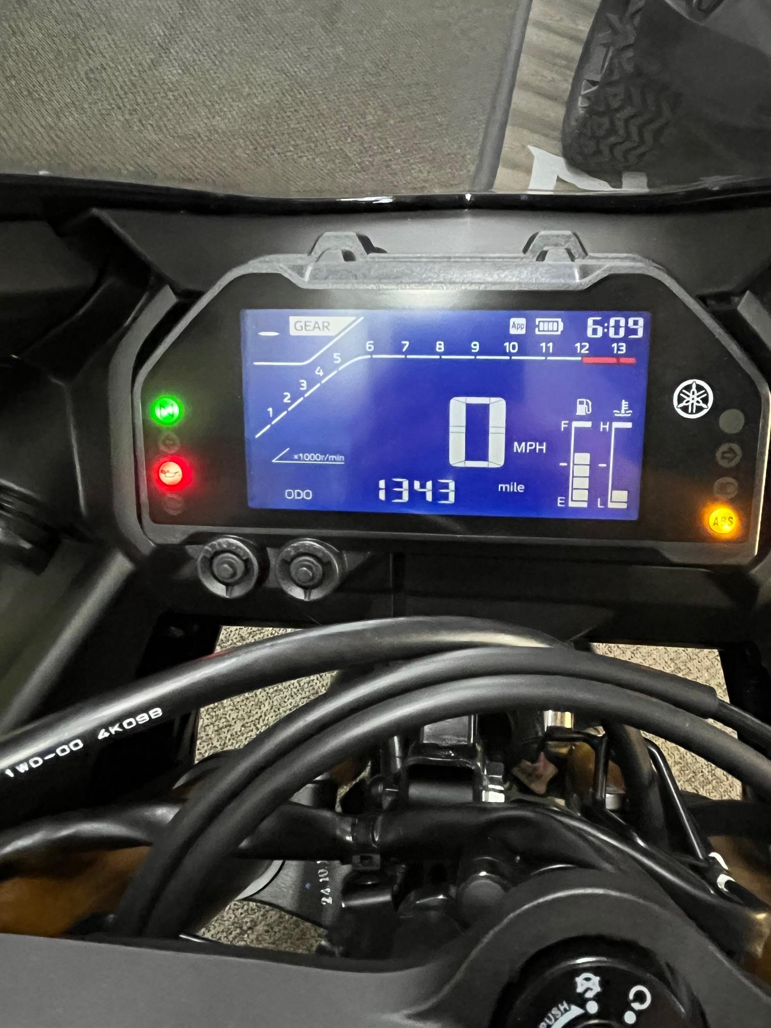 2025 Yamaha YZF R3 - Photo 3