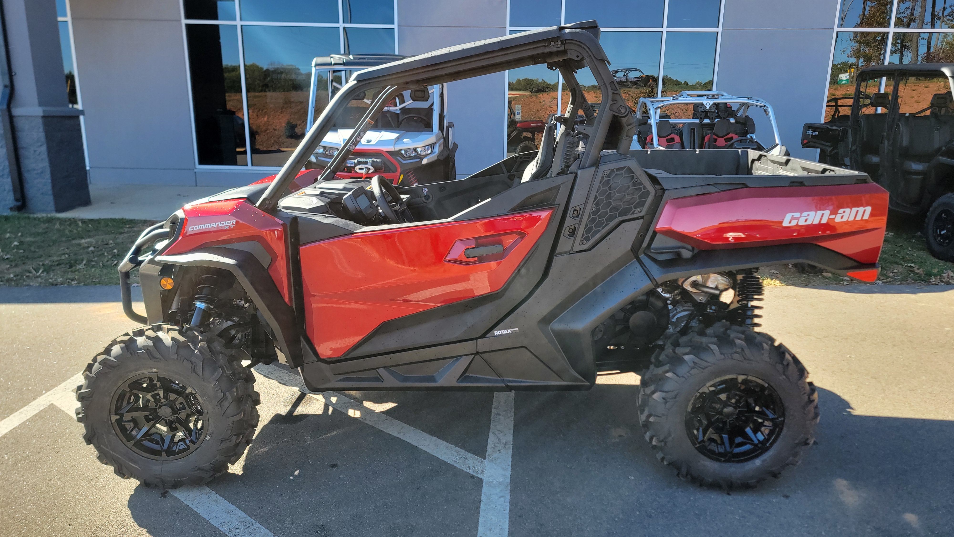 2026 Can-Am Commander XT 700 - Photo 4