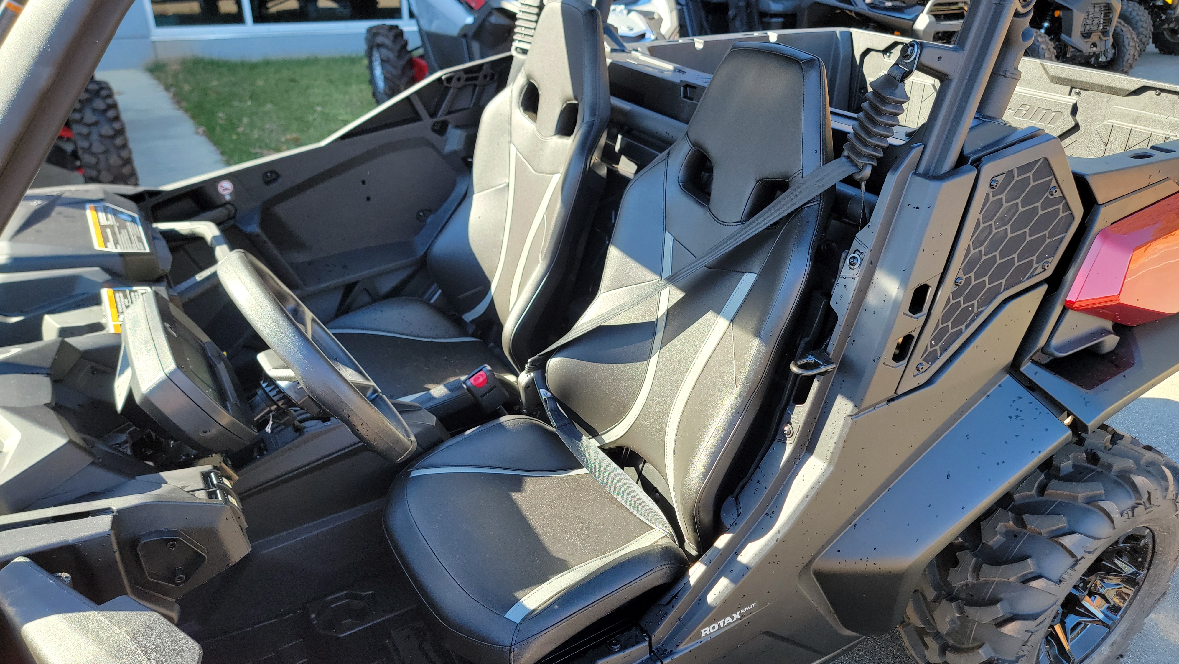 2026 Can-Am Commander XT 700 - Photo 14