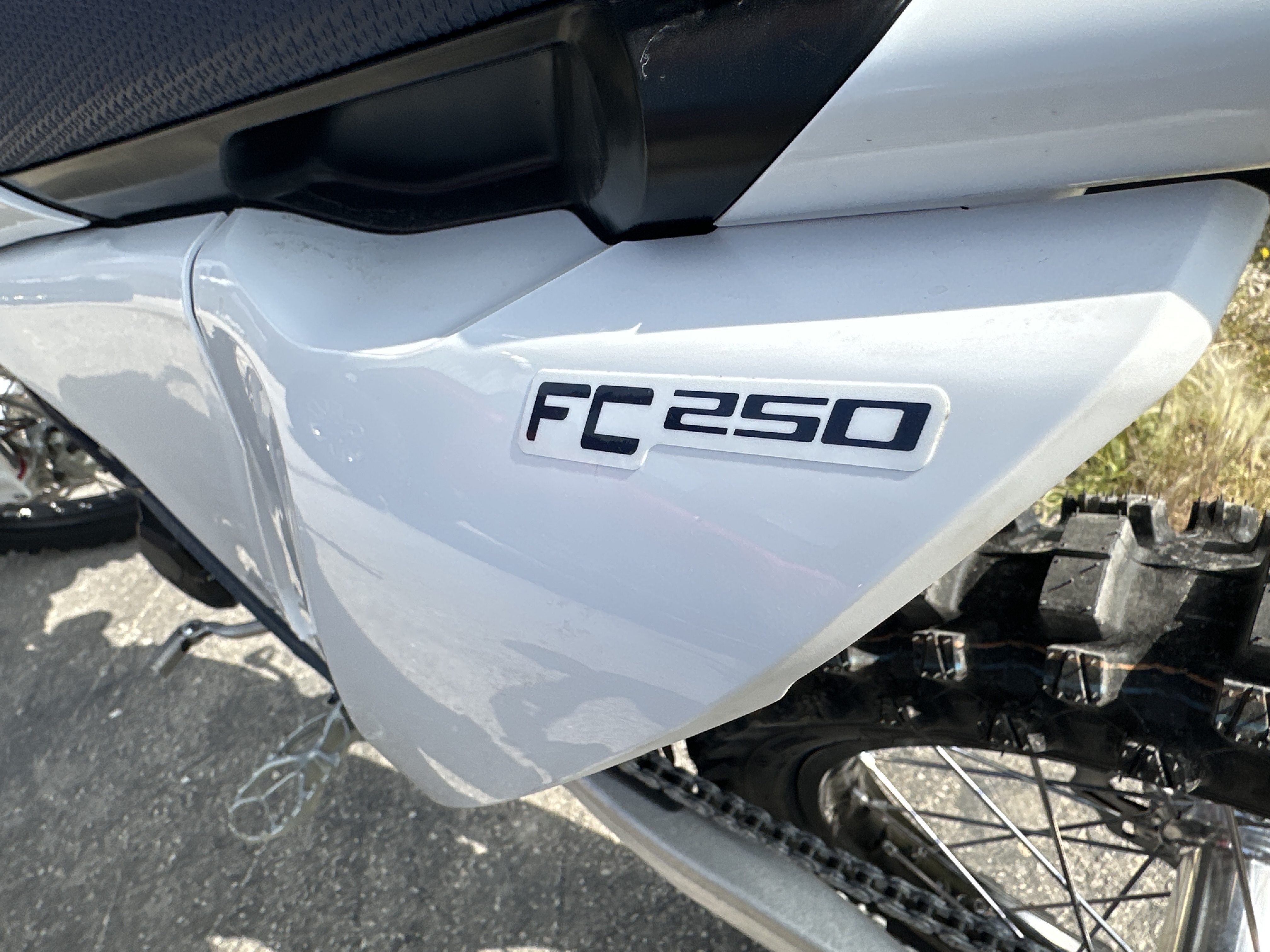2025 Husqvarna Motorcycles FC 250 - Photo 3