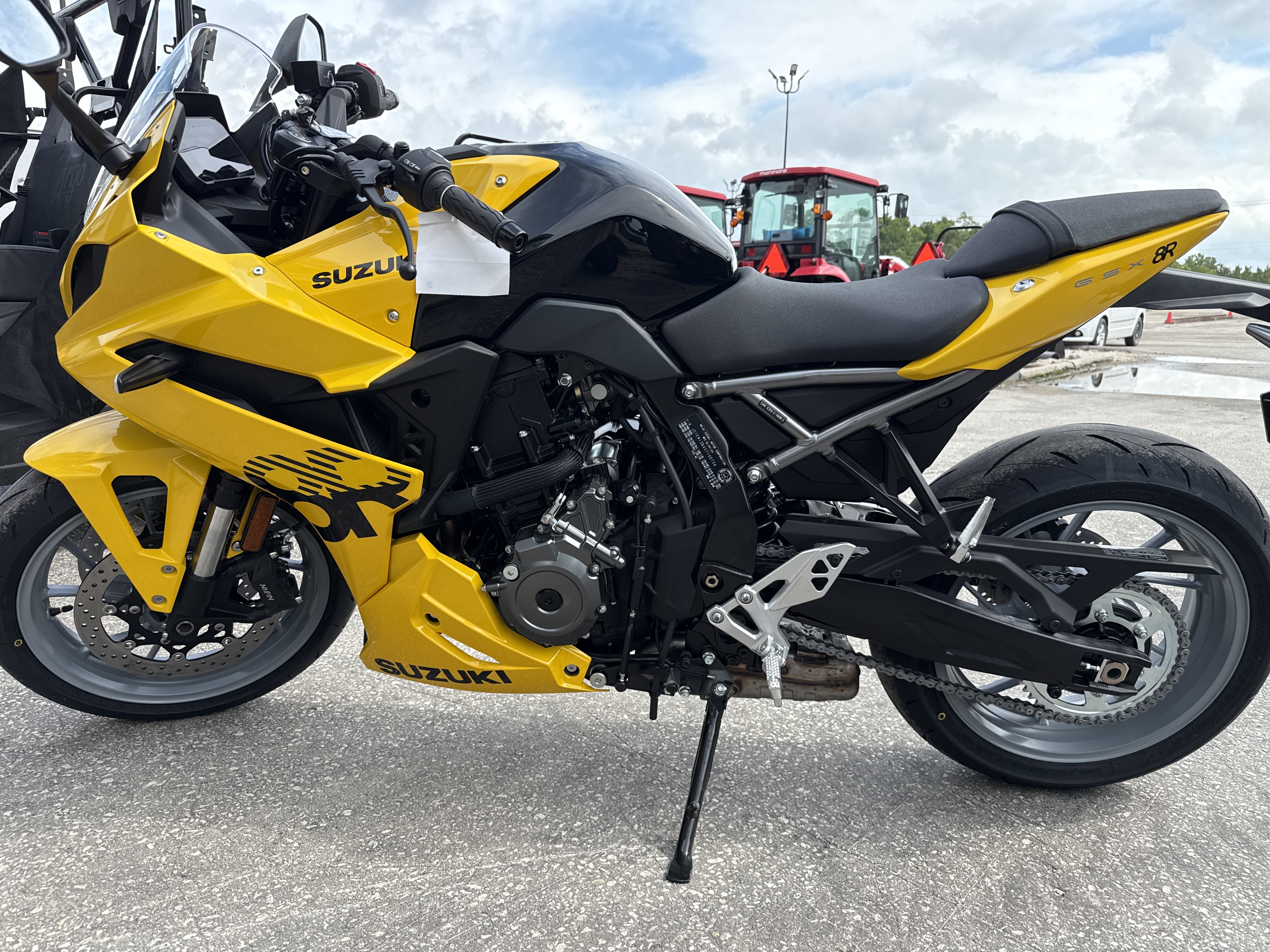 2025 Suzuki GSX-8R - Photo 2
