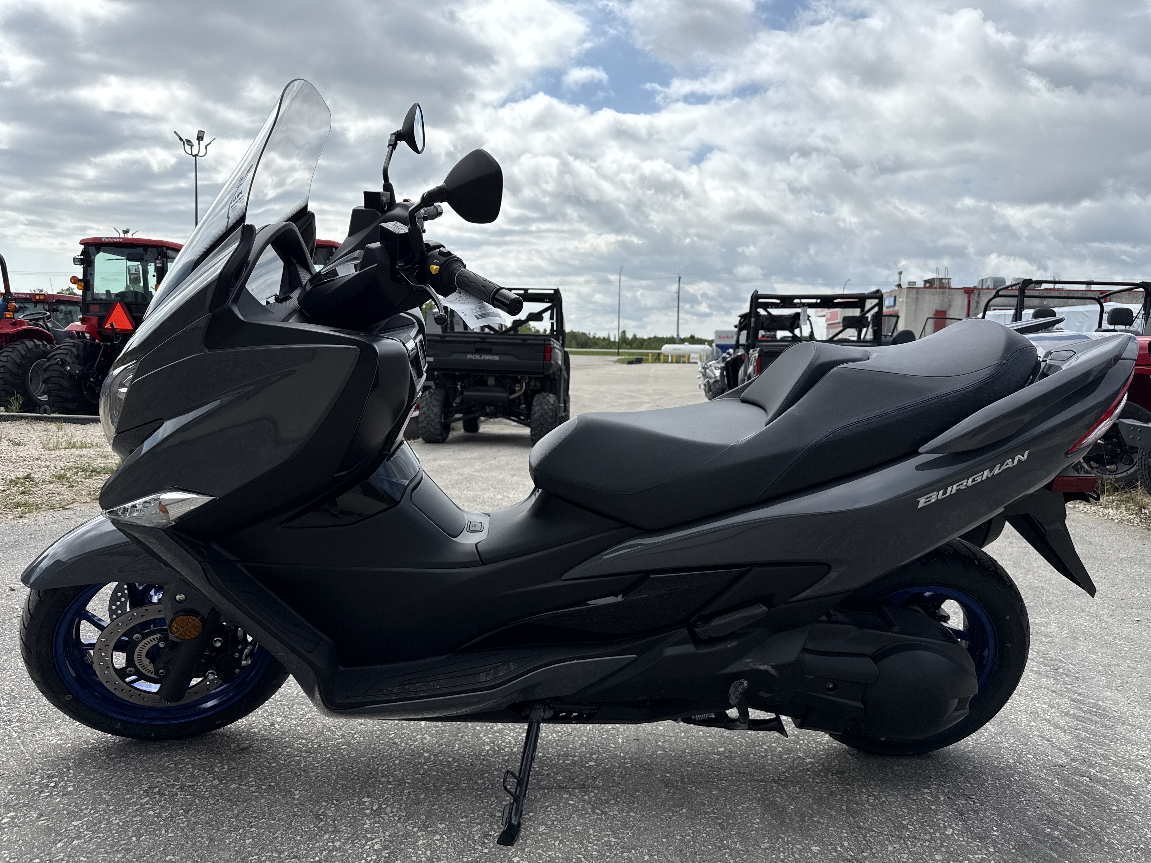 2025 Suzuki BURGMAN 400 - Photo 2