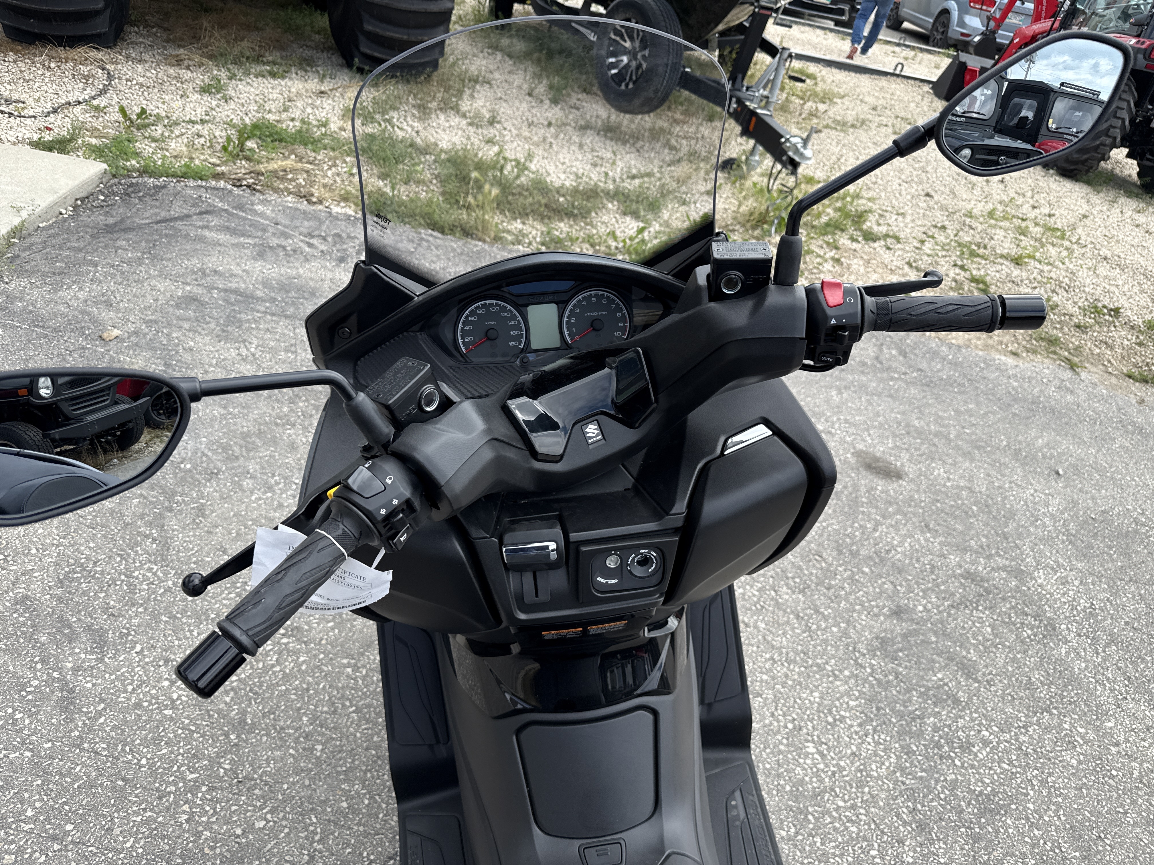 2025 Suzuki BURGMAN 400 - Photo 3