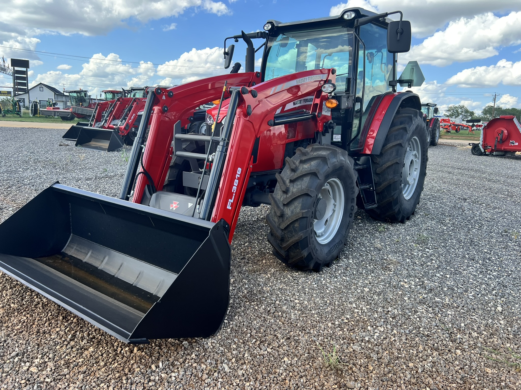 2025 Massey Ferguson Massey Ferguson MF 5711 D Mid-Ranger Tractor