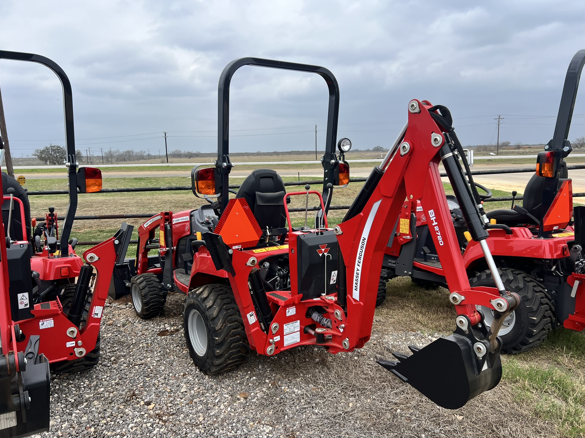 2024 Massey Ferguson GC1700 Series 1725M - Photo 3