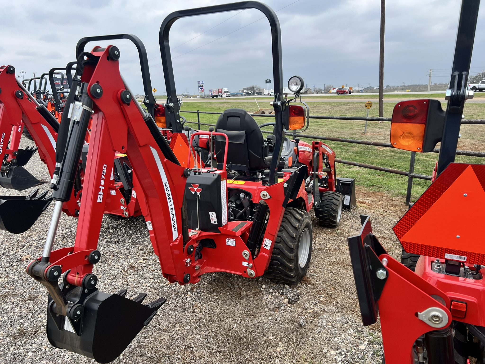 2024 Massey Ferguson GC1700 Series 1725M - Photo 5