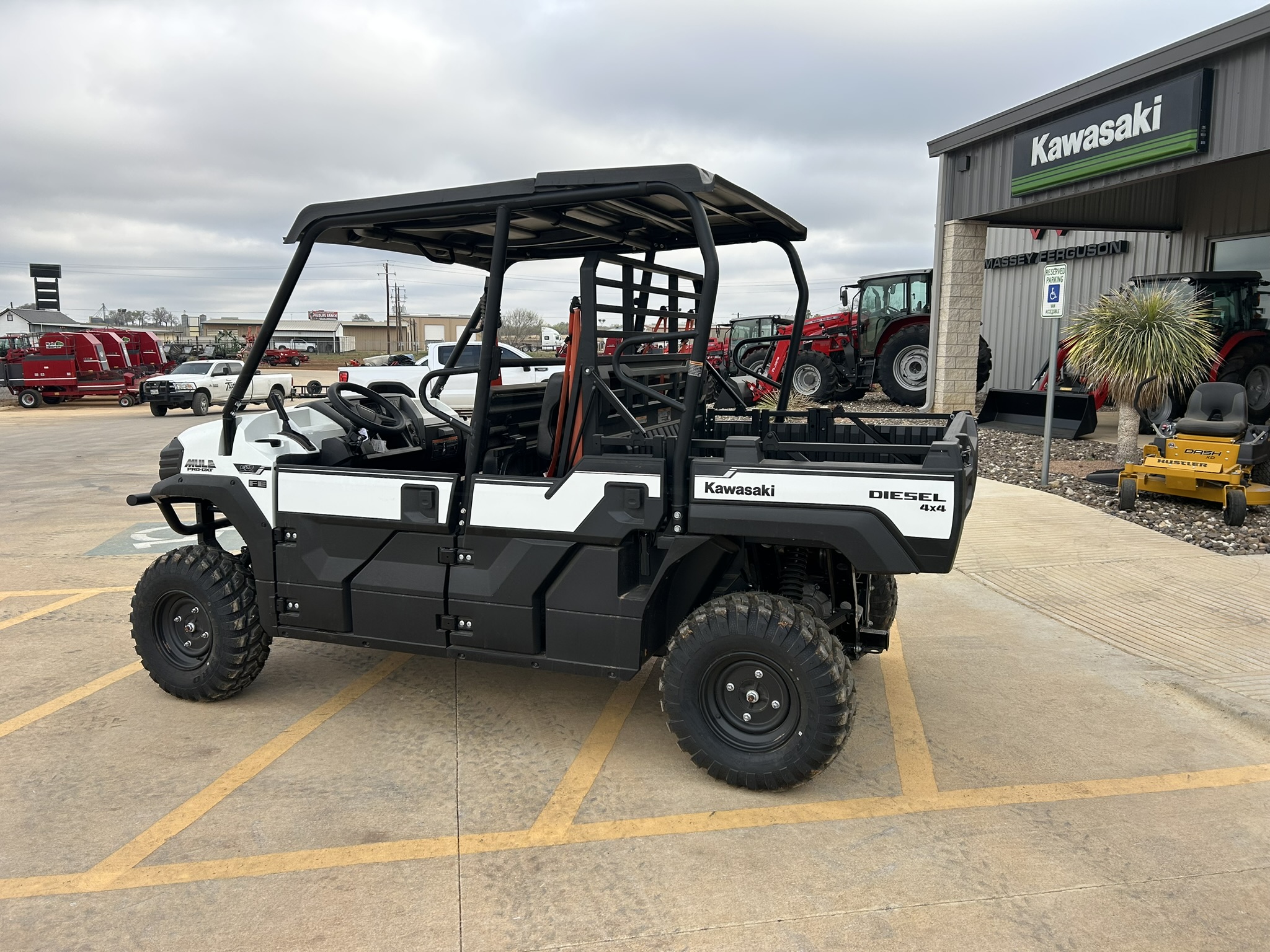 2025 Kawasaki Mule™ PRO-DXT™ FE EPS - Photo 4