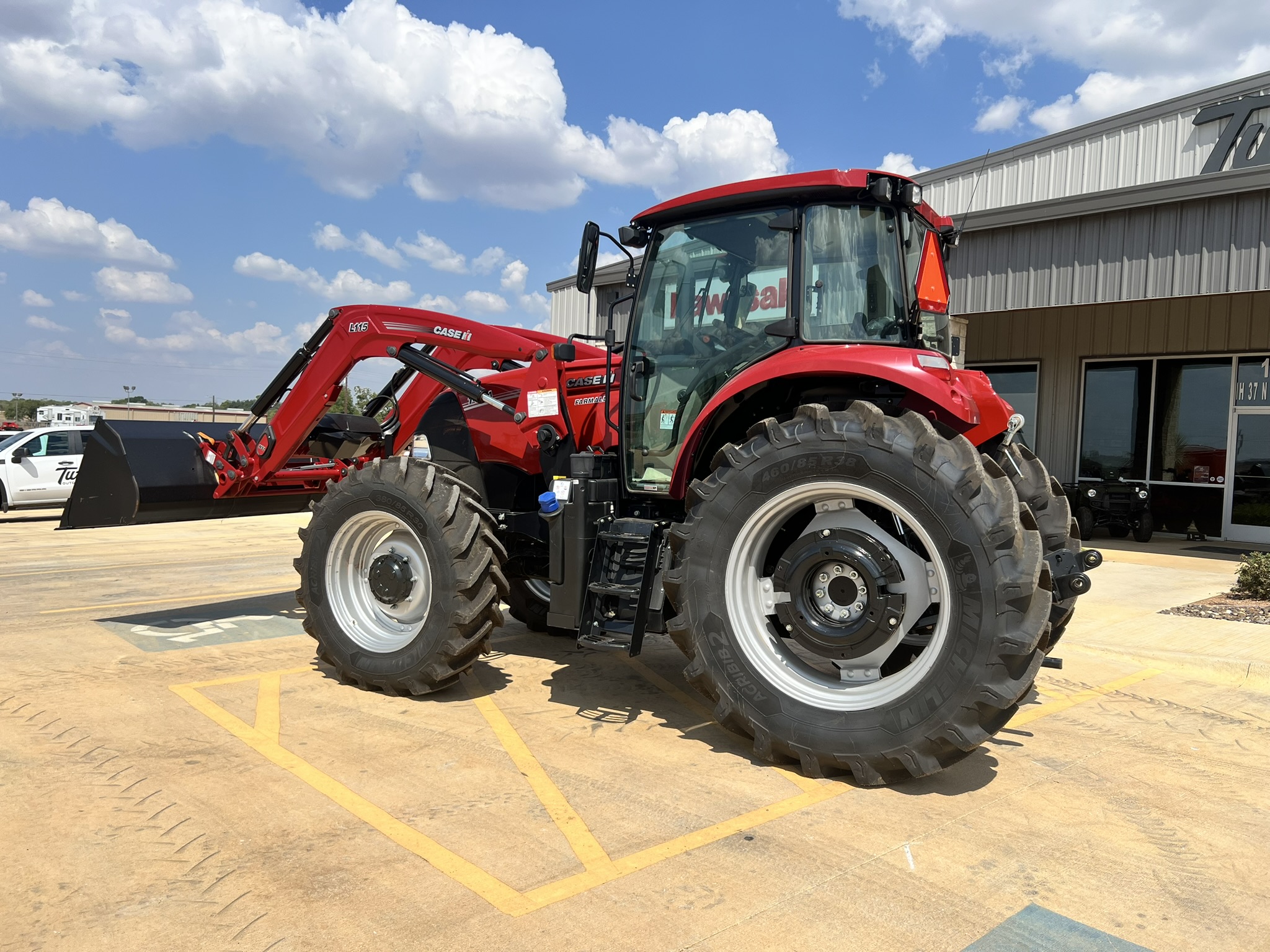 2025 Case IH Farmall 140A Pro - Photo 2