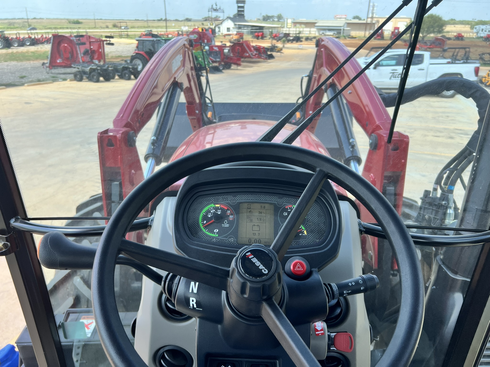 2025 Case IH Farmall 140A Pro - Photo 8