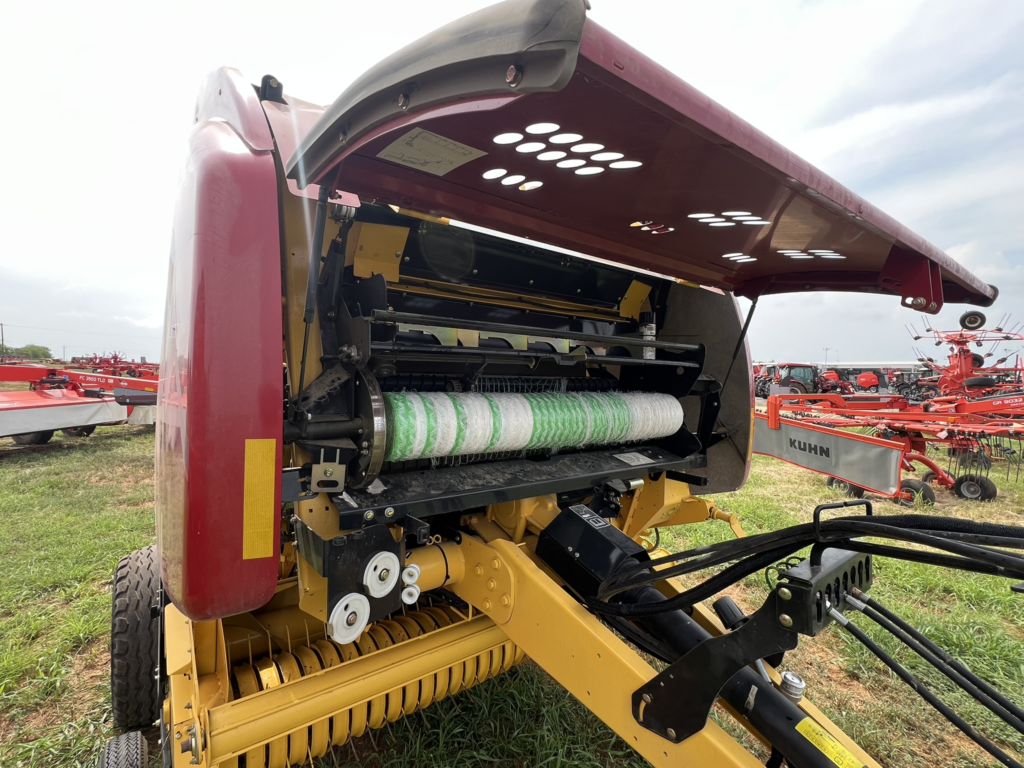 2022 New Holland Agriculture Roll-Belt™ Round Baler Roll-Belt™ 460 - Photo 9