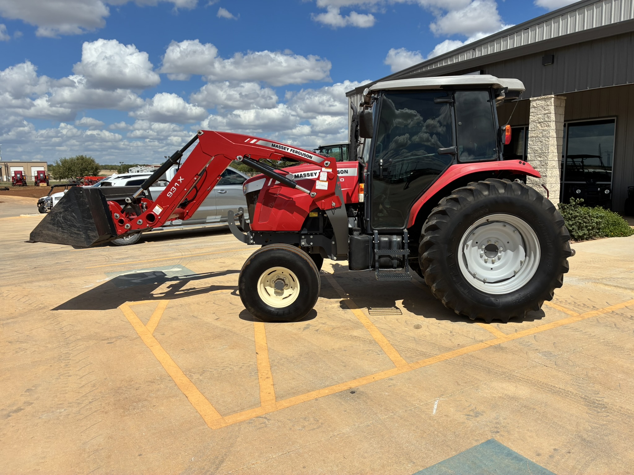 2014 Massey Ferguson 4600 Series Utility MF 4610 - 80 PTO HP - Photo 2