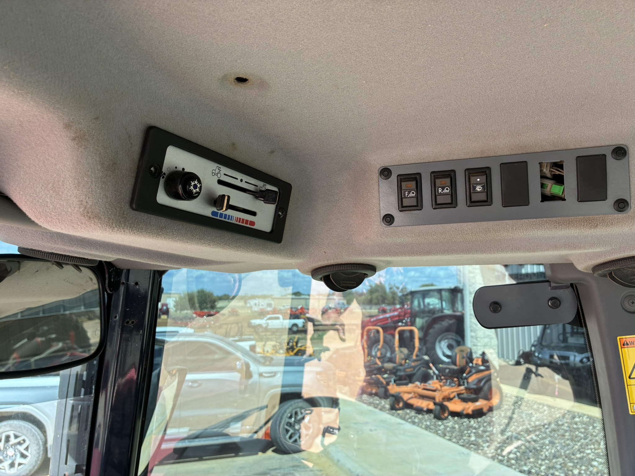 2014 Massey Ferguson 4600 Series Utility MF 4610 - 80 PTO HP - Photo 9