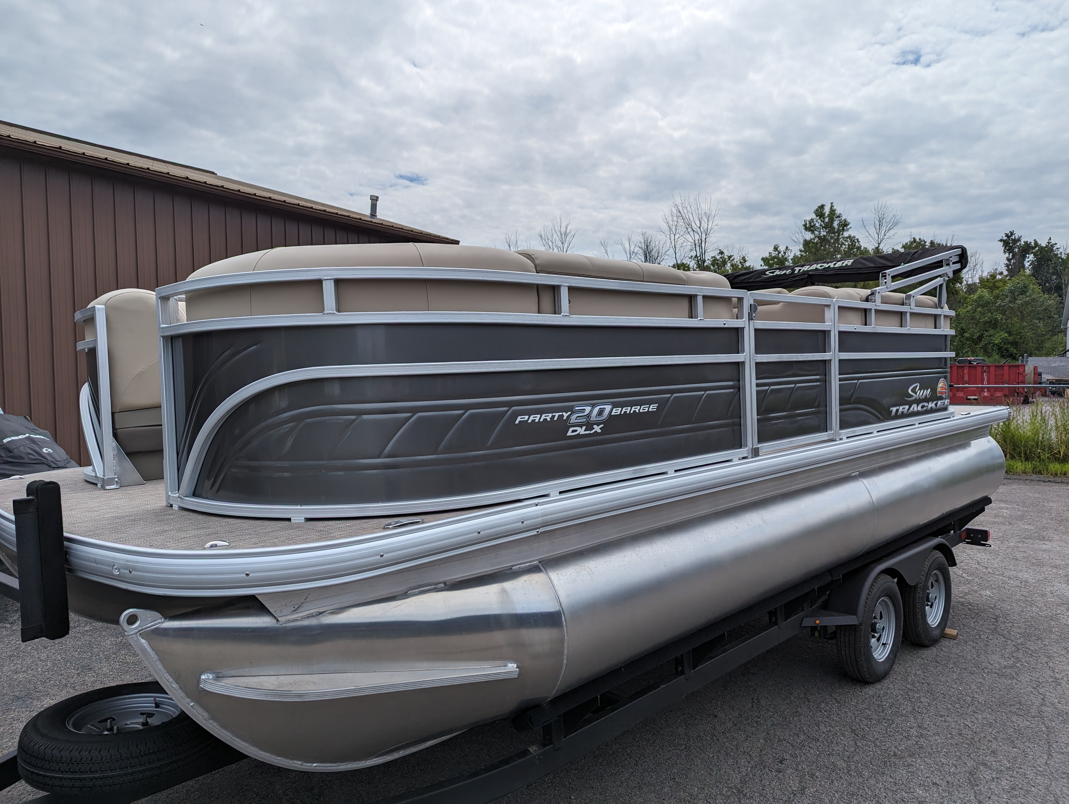 2026 Sun Tracker Party Barge® 20 DLX