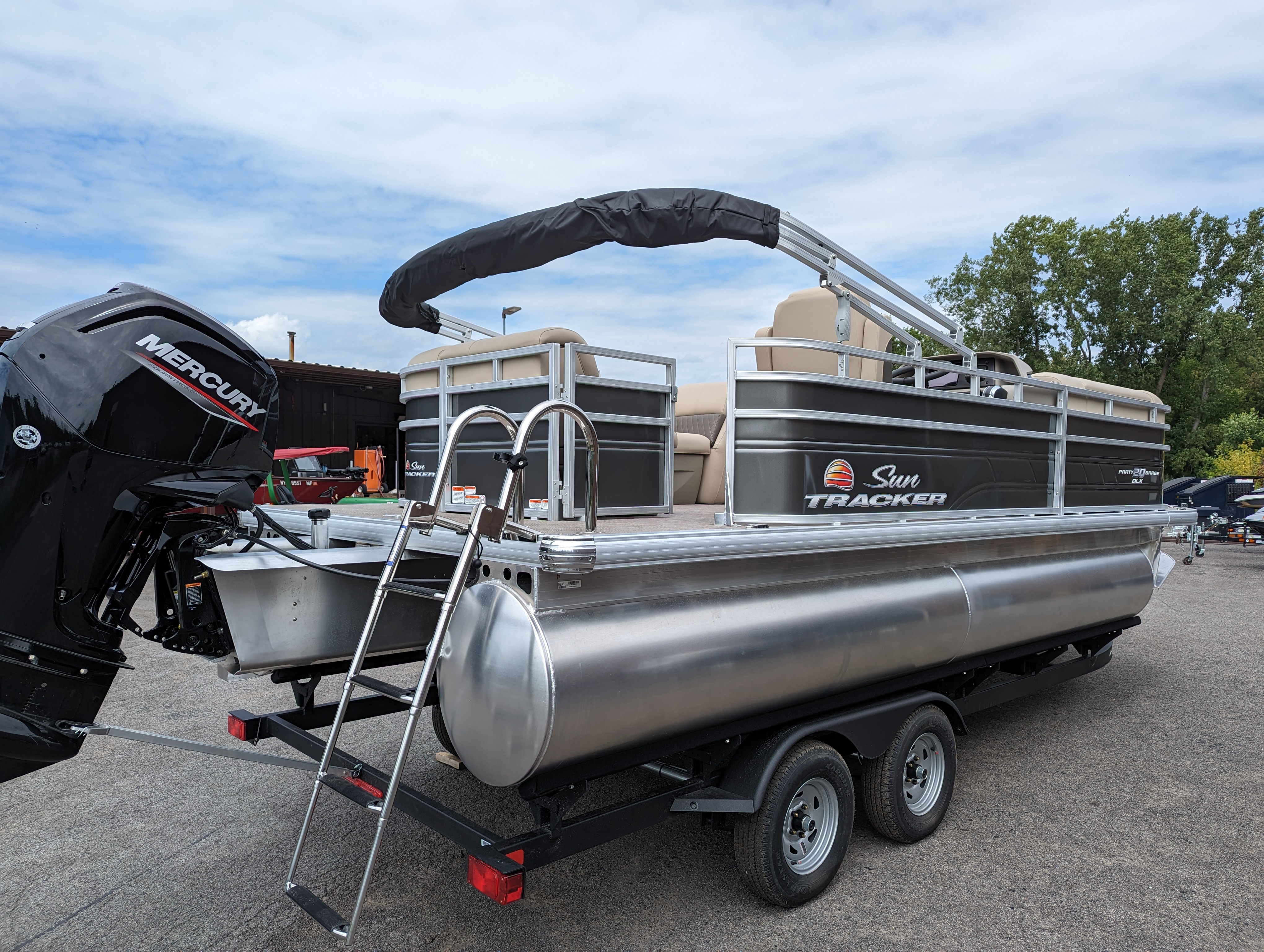 2026 Sun Tracker Party Barge® 20 DLX - Photo 2