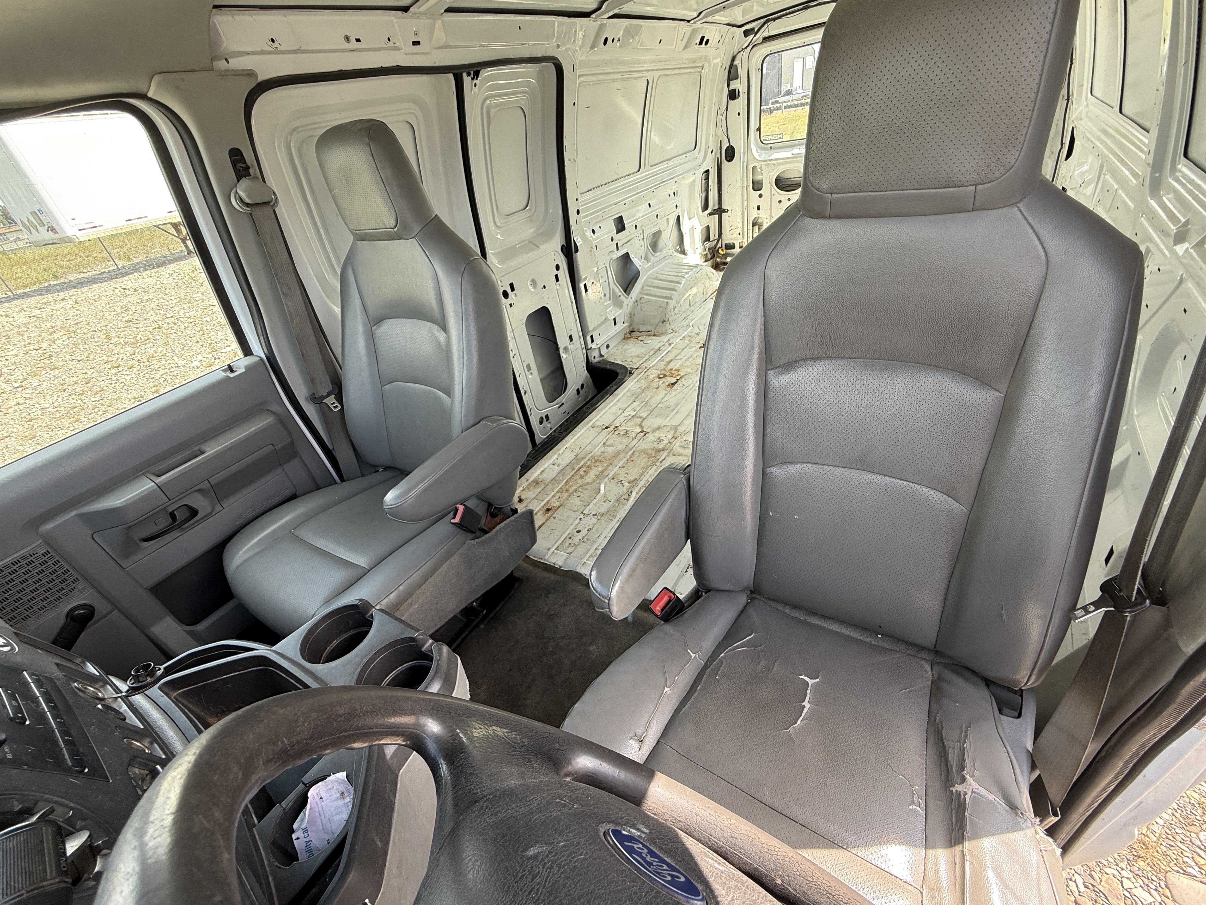 2011 FORD E-250 - Photo 14