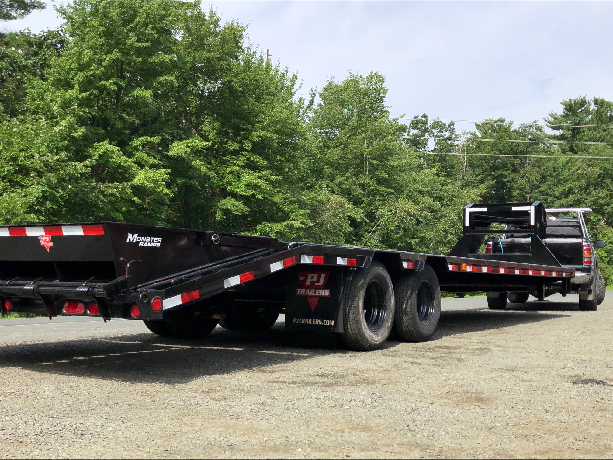 2022 PJ Trailers 8.5'x25ft Deckover Gooseneck w/ Monster Ramps & Duals
