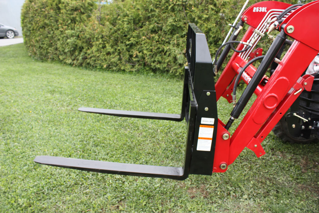 2022 Mahindra Package Deal 11 Mahindra 1626 TLB, box blade, pallet