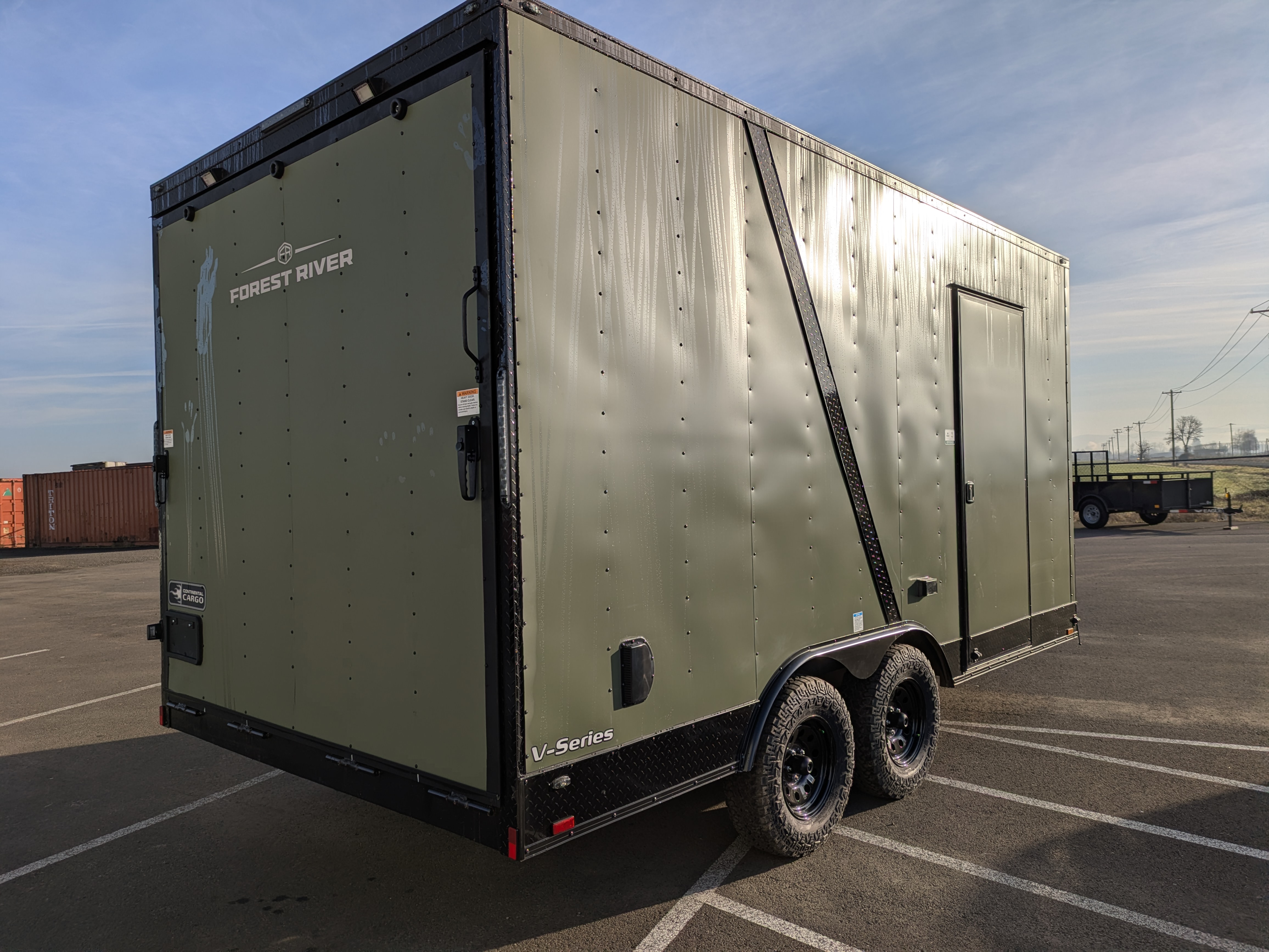 2027 Continental Cargo photo 3