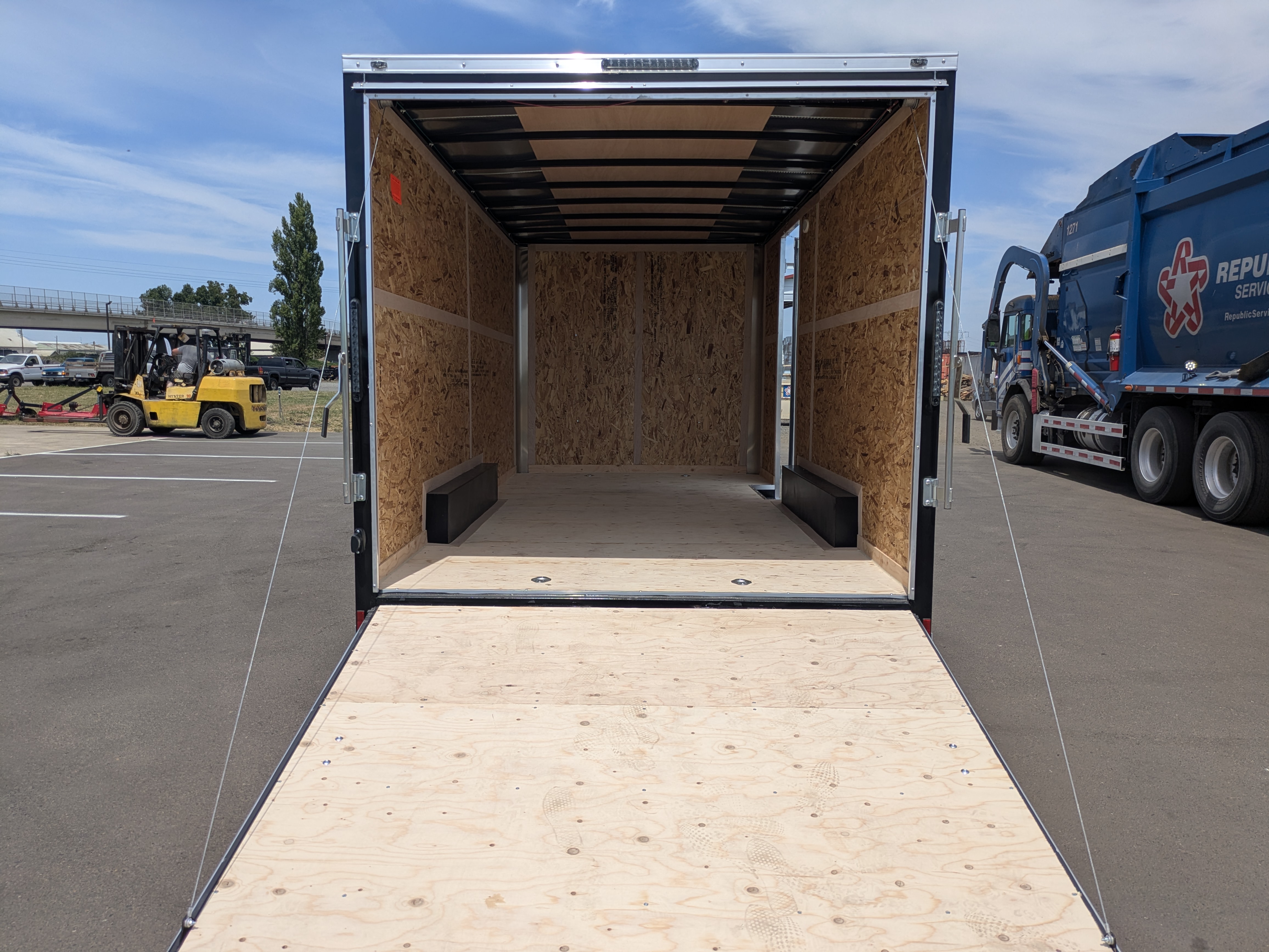 2027 Continental Cargo photo 3