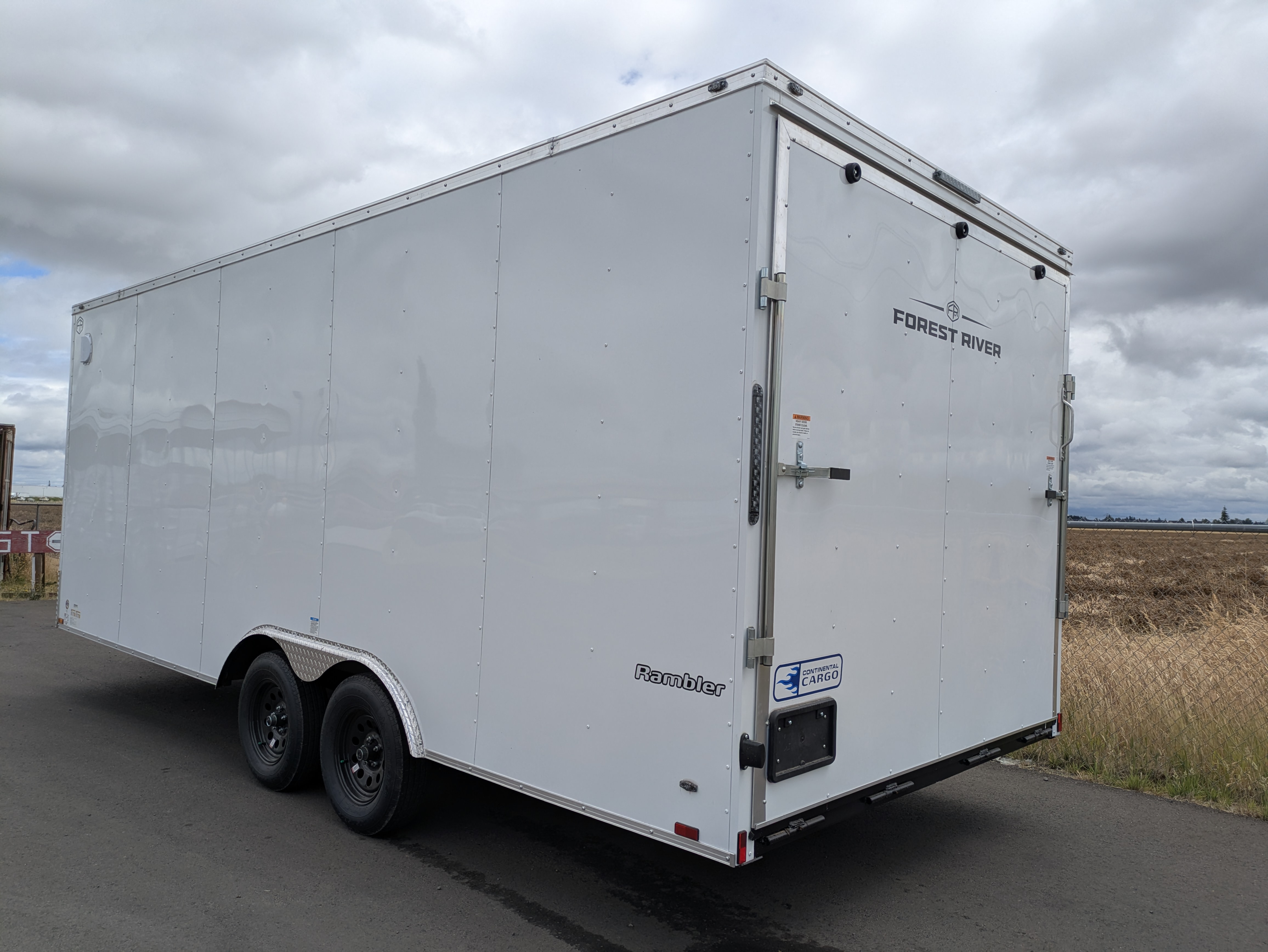 2027 Continental Cargo photo 2