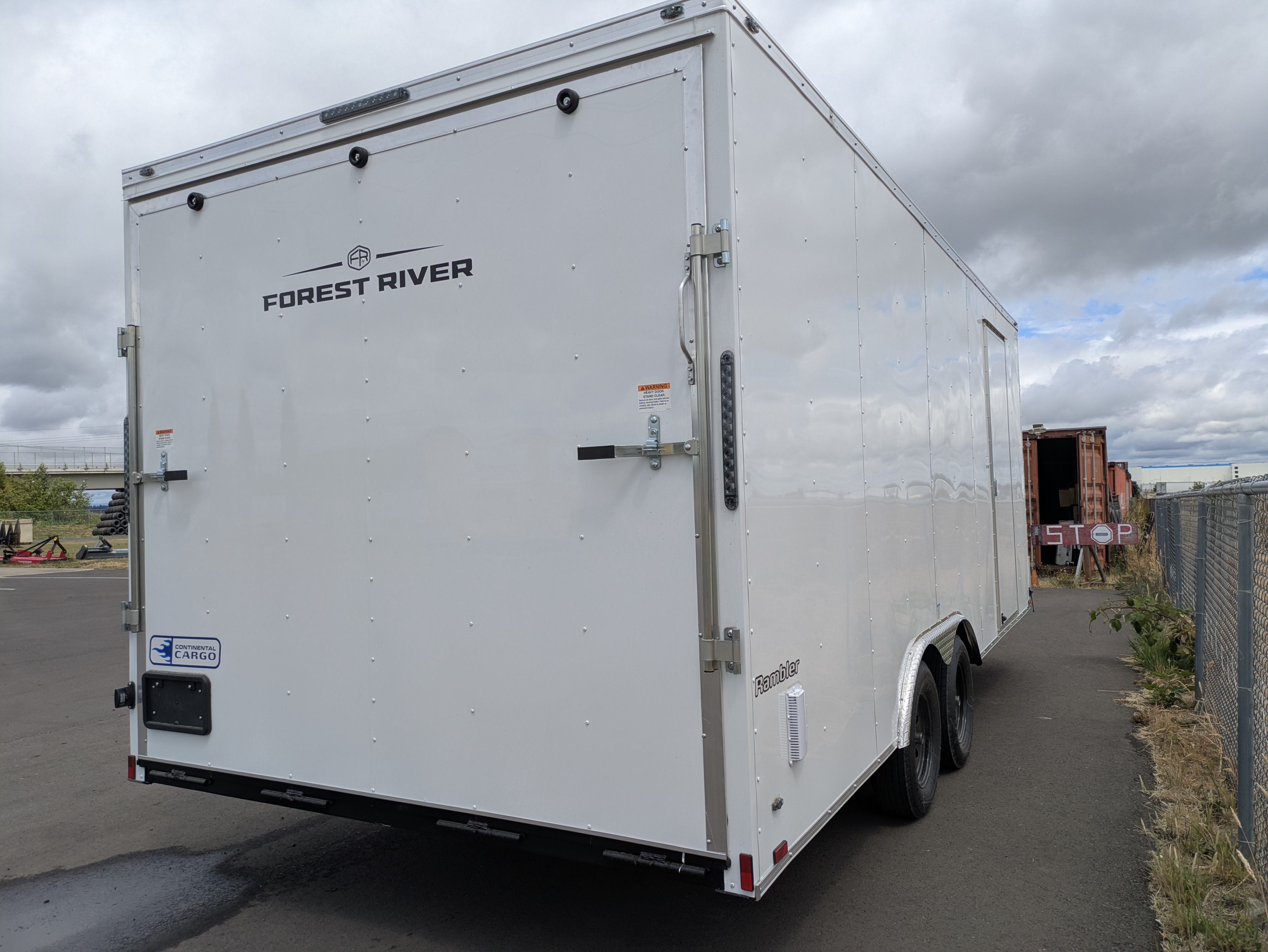 2027 Continental Cargo photo 3