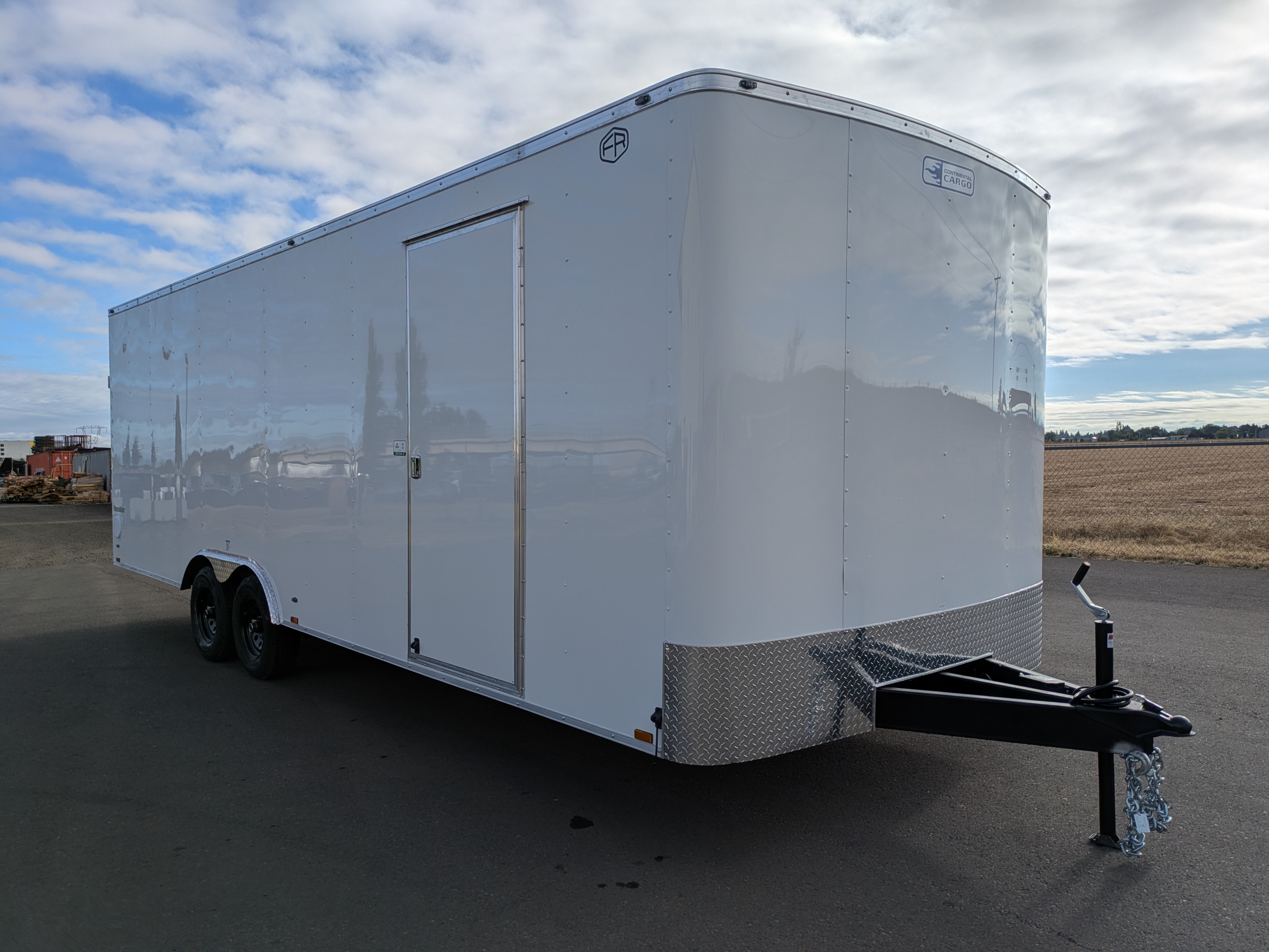 2027 Continental Cargo photo 3