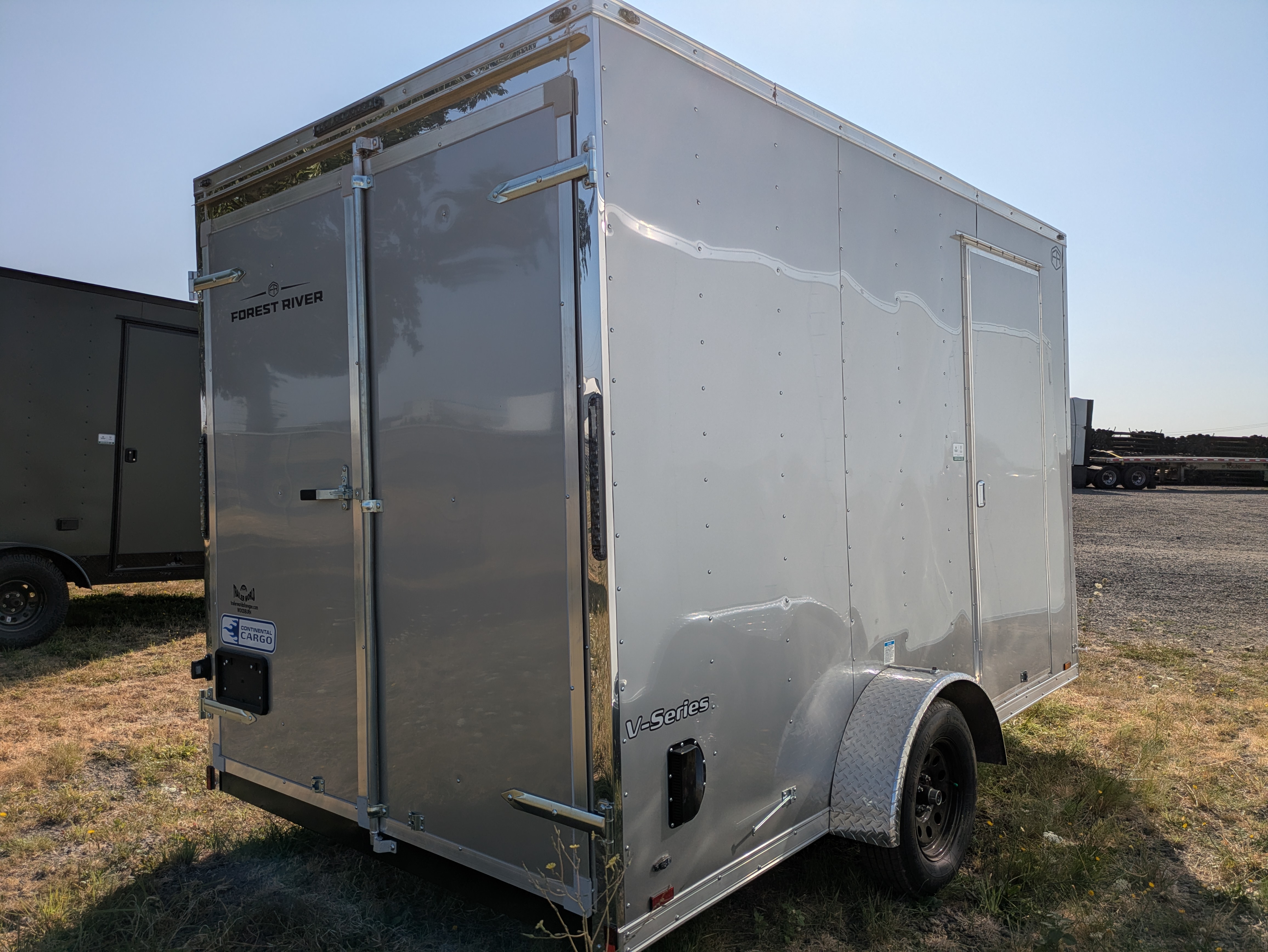 2027 Continental Cargo photo 2