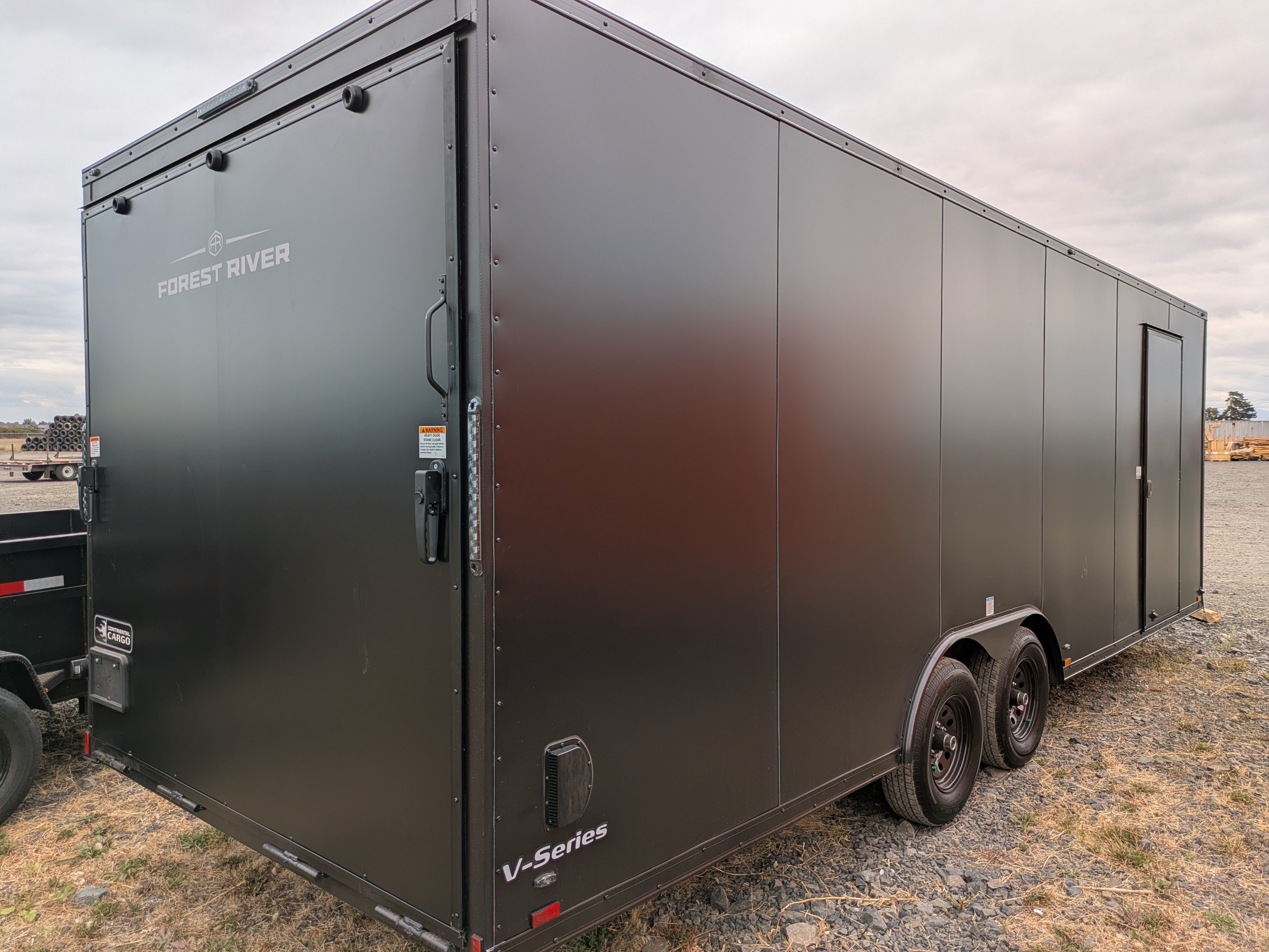 2027 Continental Cargo photo 2