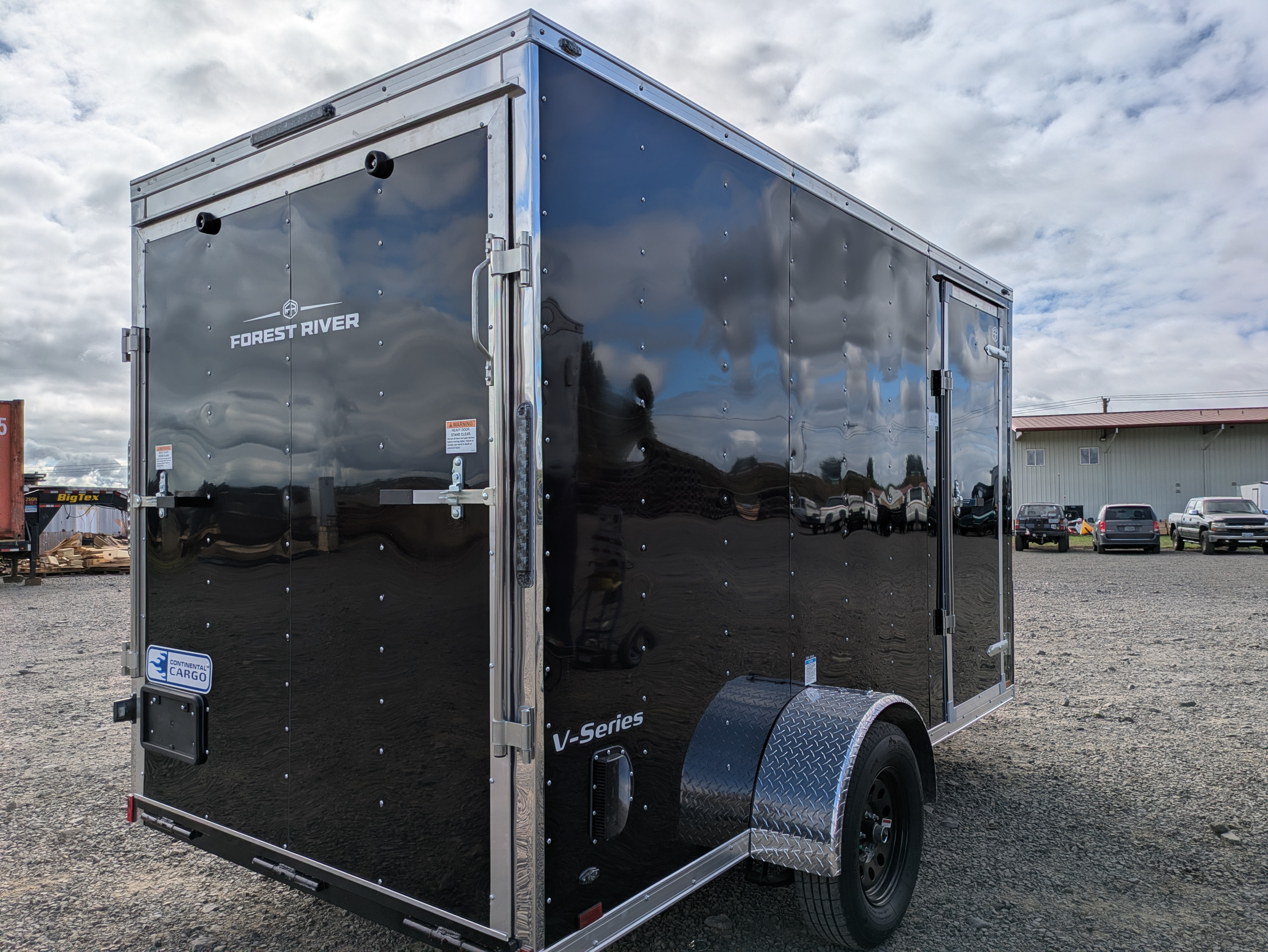 2027 Continental Cargo photo 2