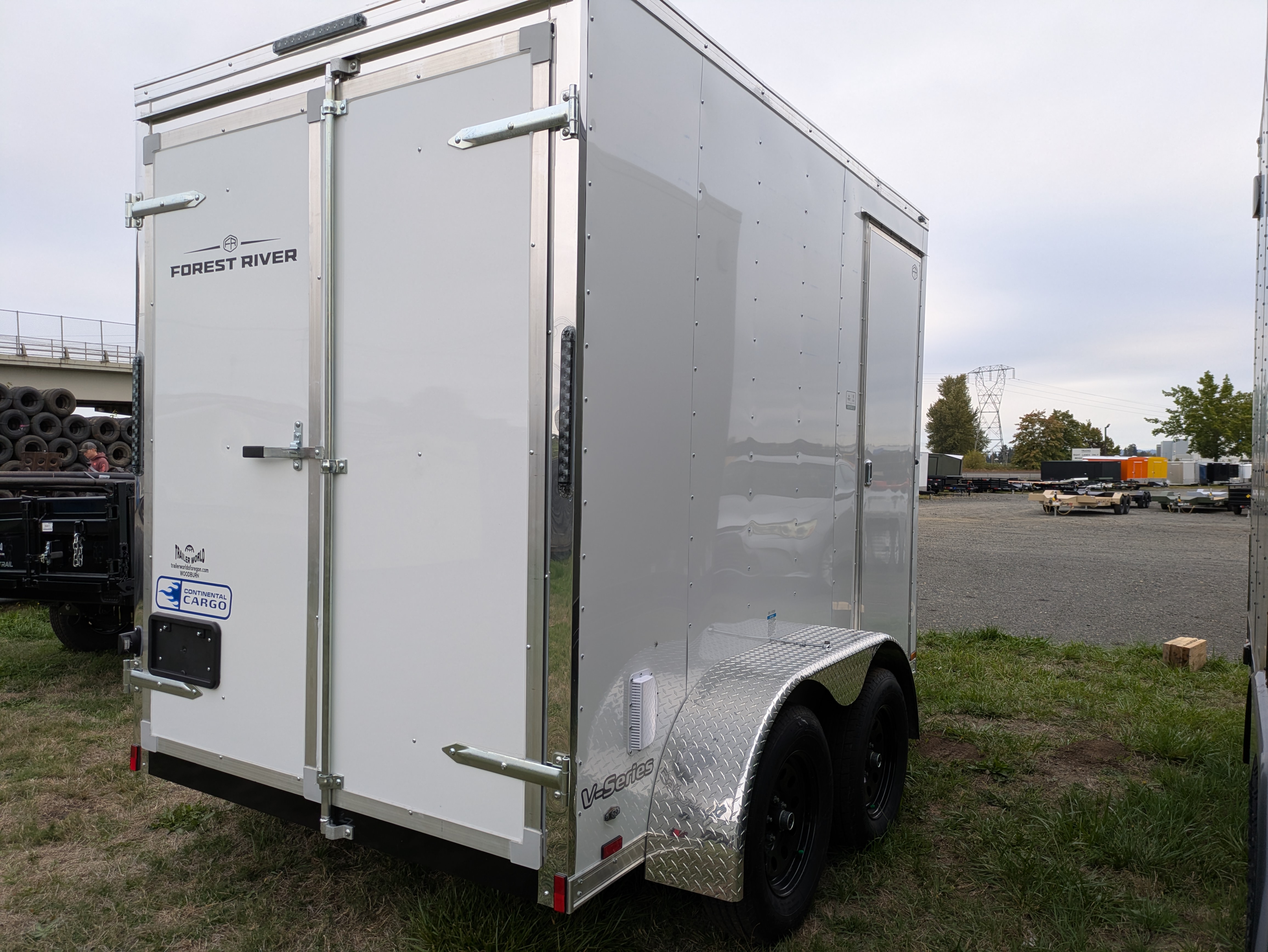 2027 Continental Cargo photo 2