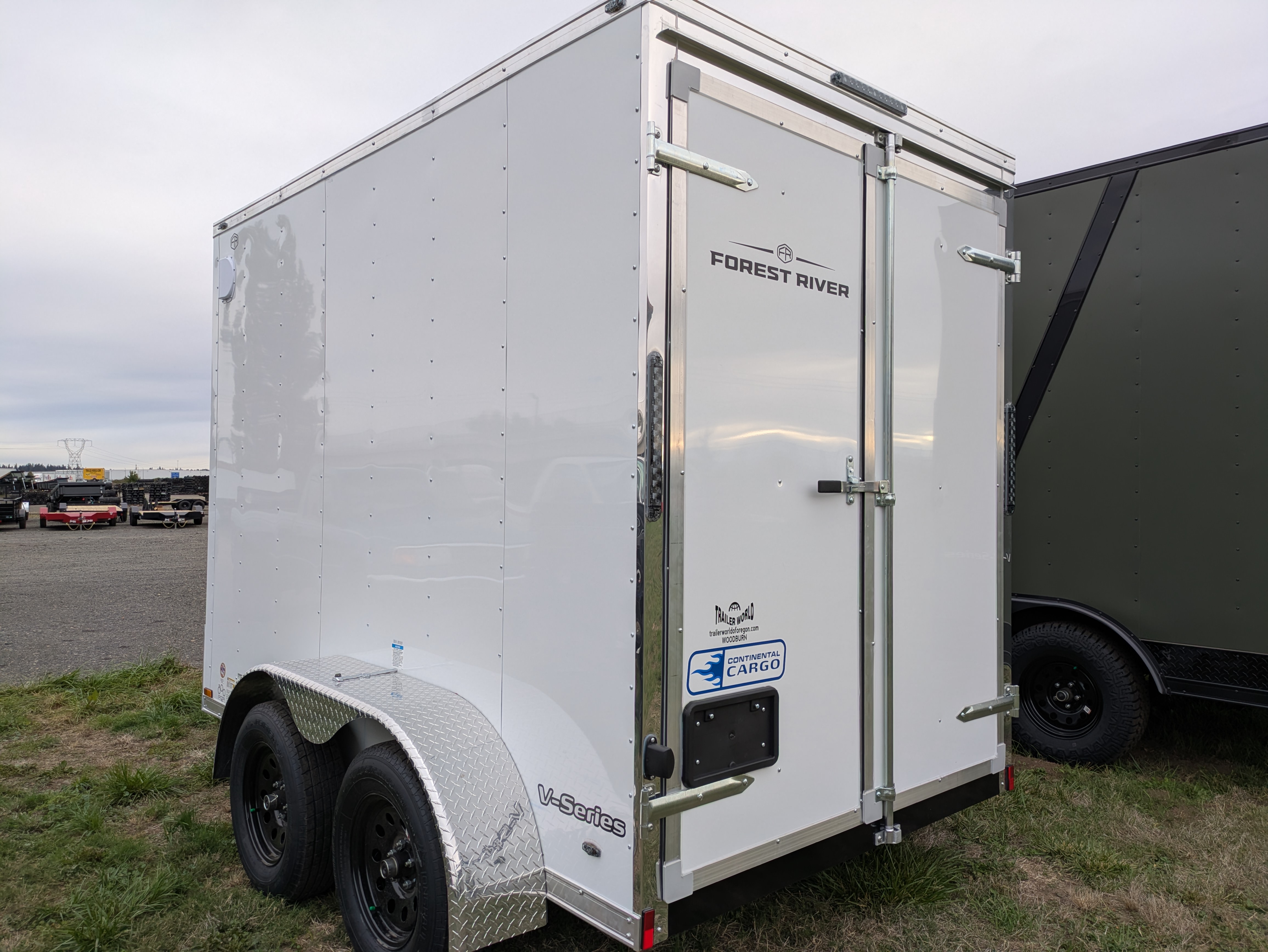 2027 Continental Cargo photo 3