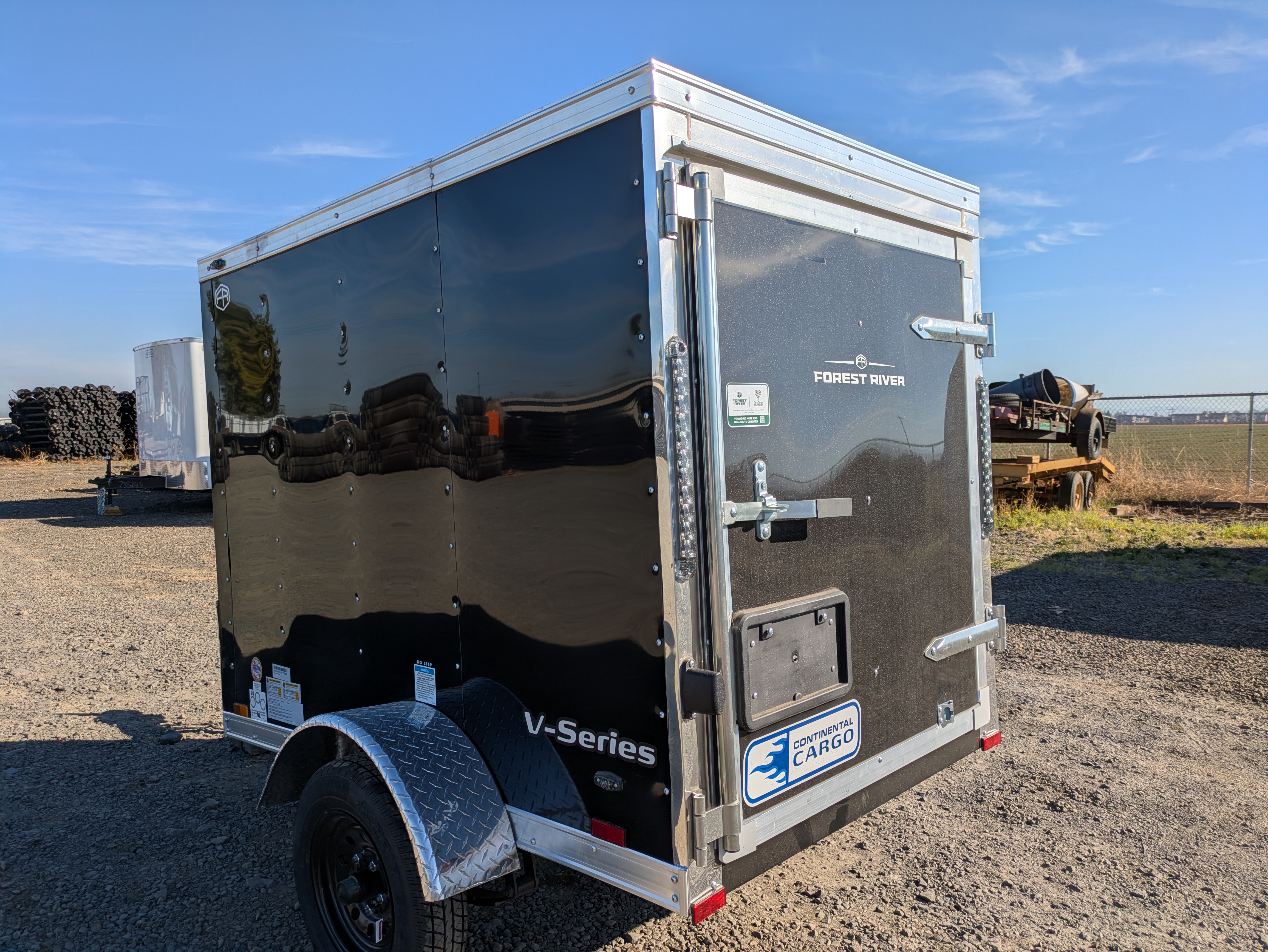 2027 Continental Cargo photo 2