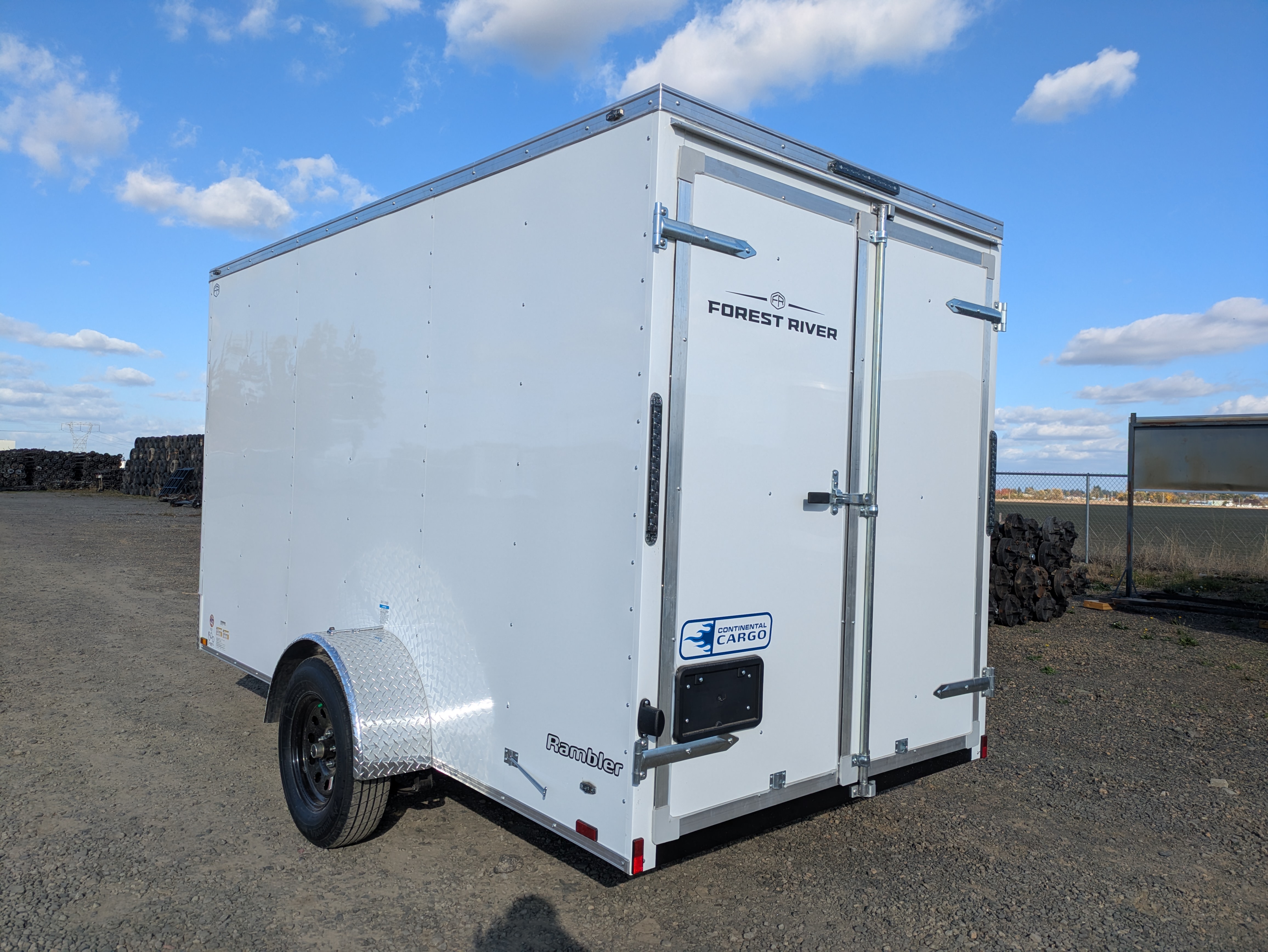 2027 Continental Cargo photo 2
