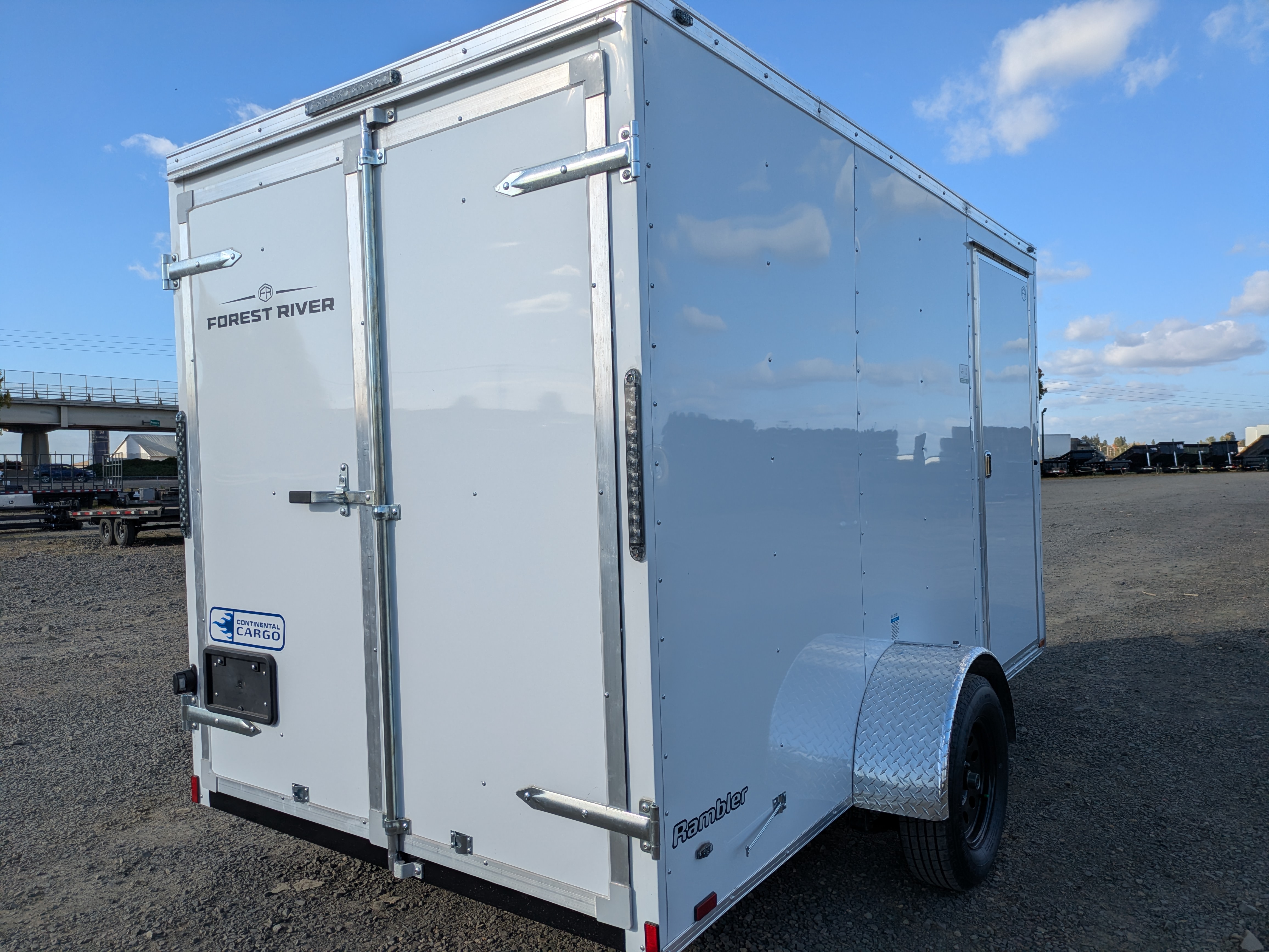 2027 Continental Cargo photo 3